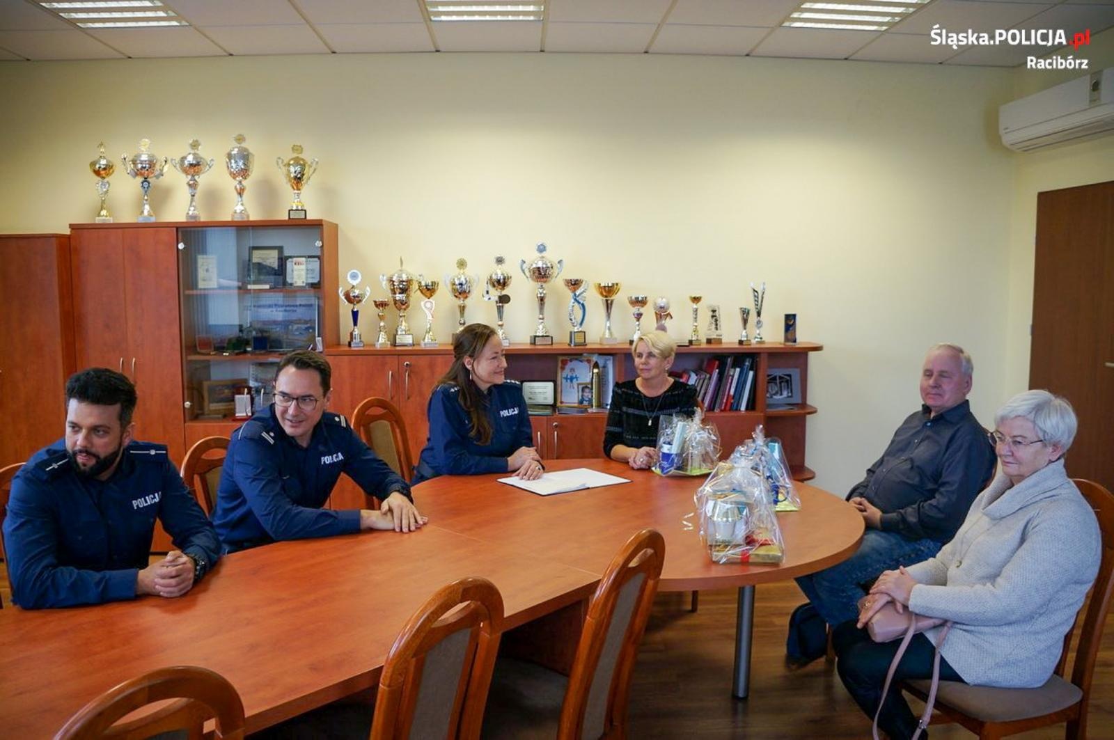 Zdjęcie w galerii na portalu naszraciborz.pl: Super Seniorzy odebrali upominki na komendzie wiadomości z regionu