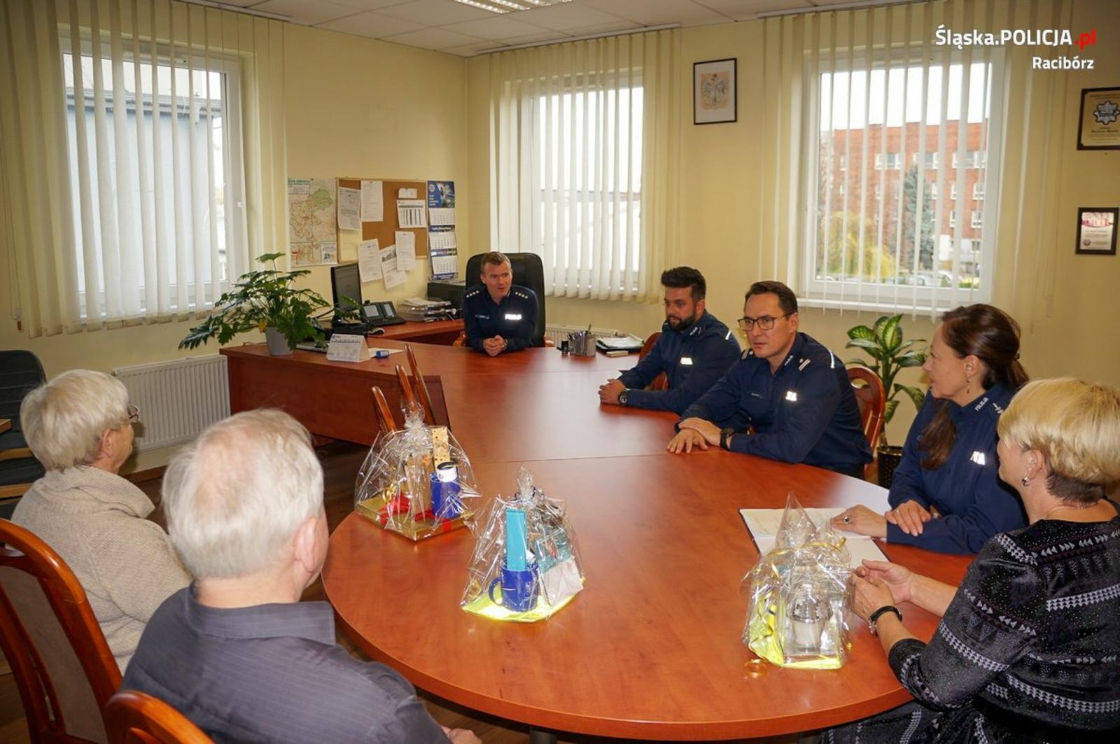 Zdjęcie w galerii na portalu naszraciborz.pl: Super Seniorzy odebrali upominki na komendzie wiadomości z regionu