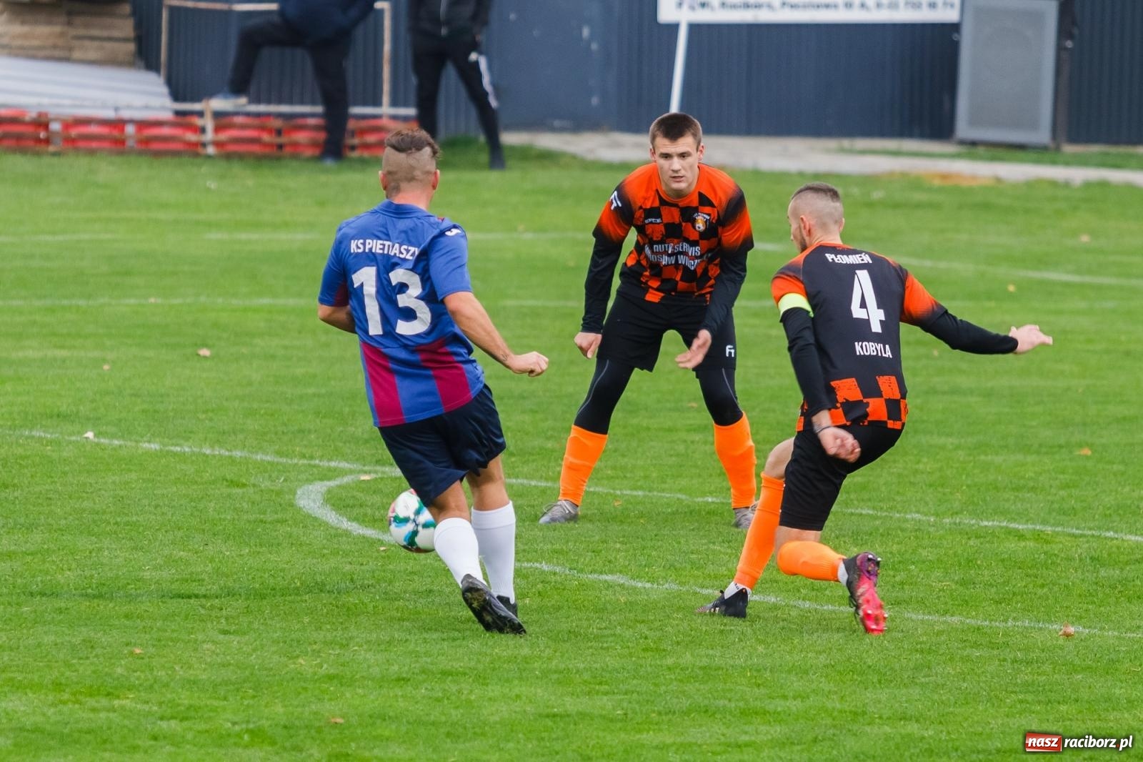 Zdjęcie w galerii na portalu naszraciborz.pl: Bez niespodzianki w Pietraszynie. Kobyla na kolanach [FOTO] wiadomości z regionu