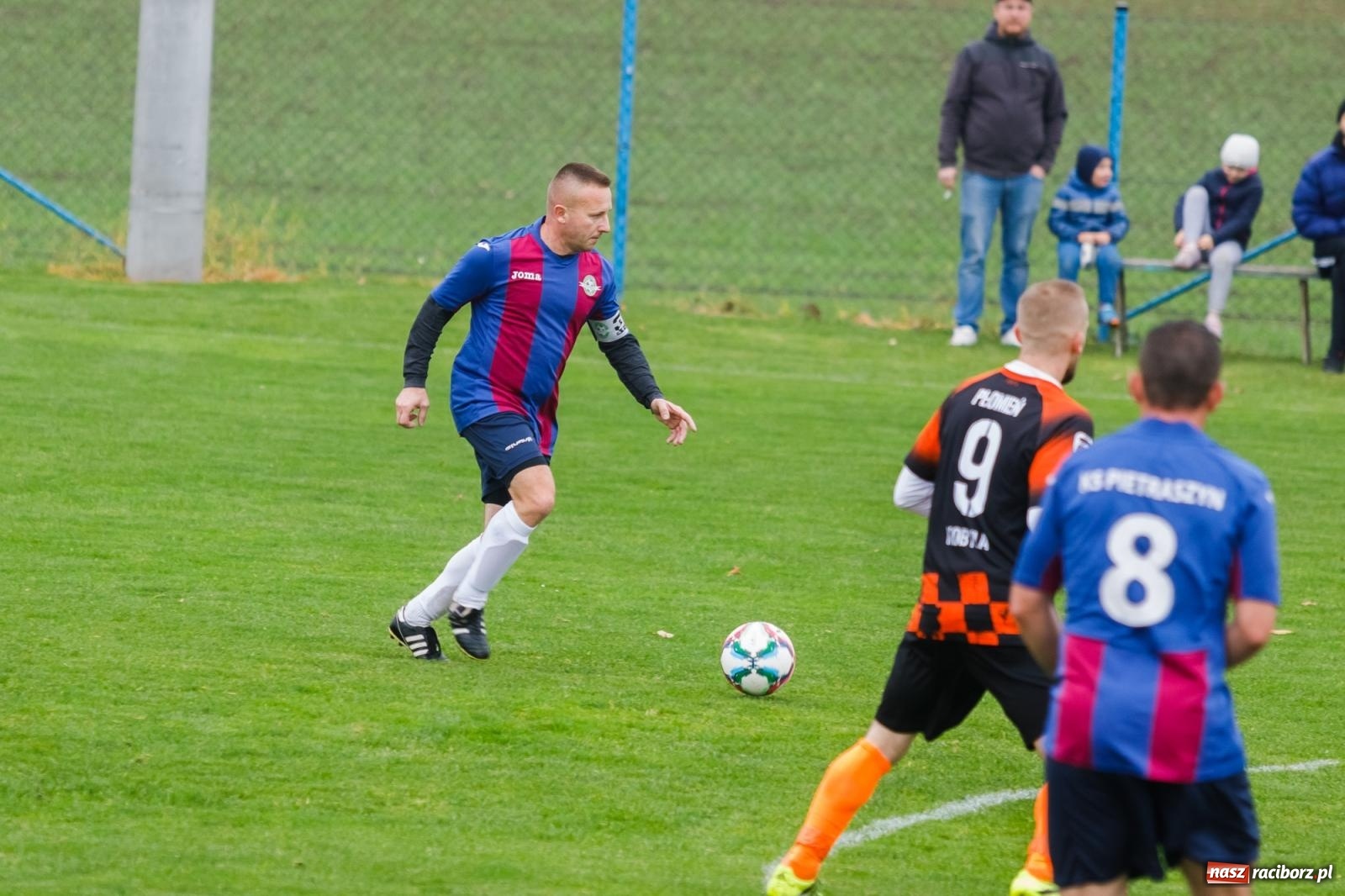 Zdjęcie w galerii na portalu naszraciborz.pl: Bez niespodzianki w Pietraszynie. Kobyla na kolanach [FOTO] wiadomości z regionu