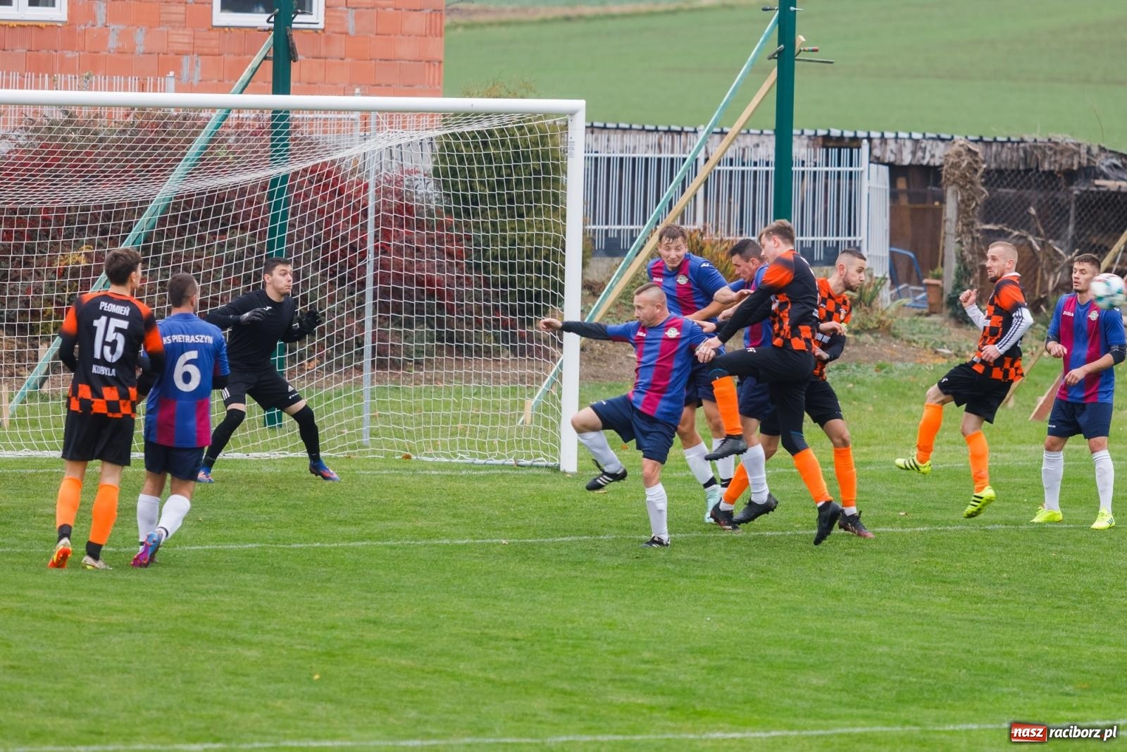 Zdjęcie w galerii na portalu naszraciborz.pl: Bez niespodzianki w Pietraszynie. Kobyla na kolanach [FOTO] wiadomości z regionu