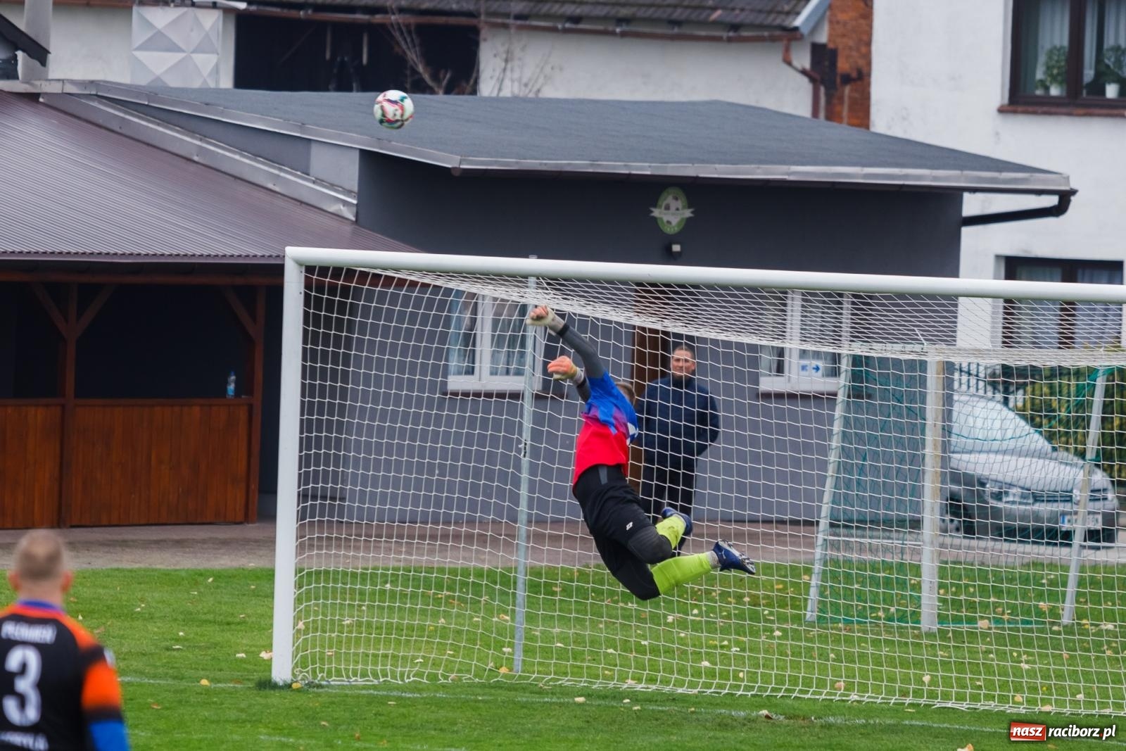 Zdjęcie w galerii na portalu naszraciborz.pl: Bez niespodzianki w Pietraszynie. Kobyla na kolanach [FOTO] wiadomości z regionu
