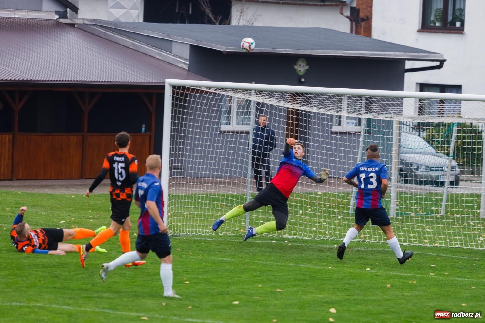 Zdjęcie w galerii na portalu naszraciborz.pl: Bez niespodzianki w Pietraszynie. Kobyla na kolanach [FOTO] wiadomości z regionu