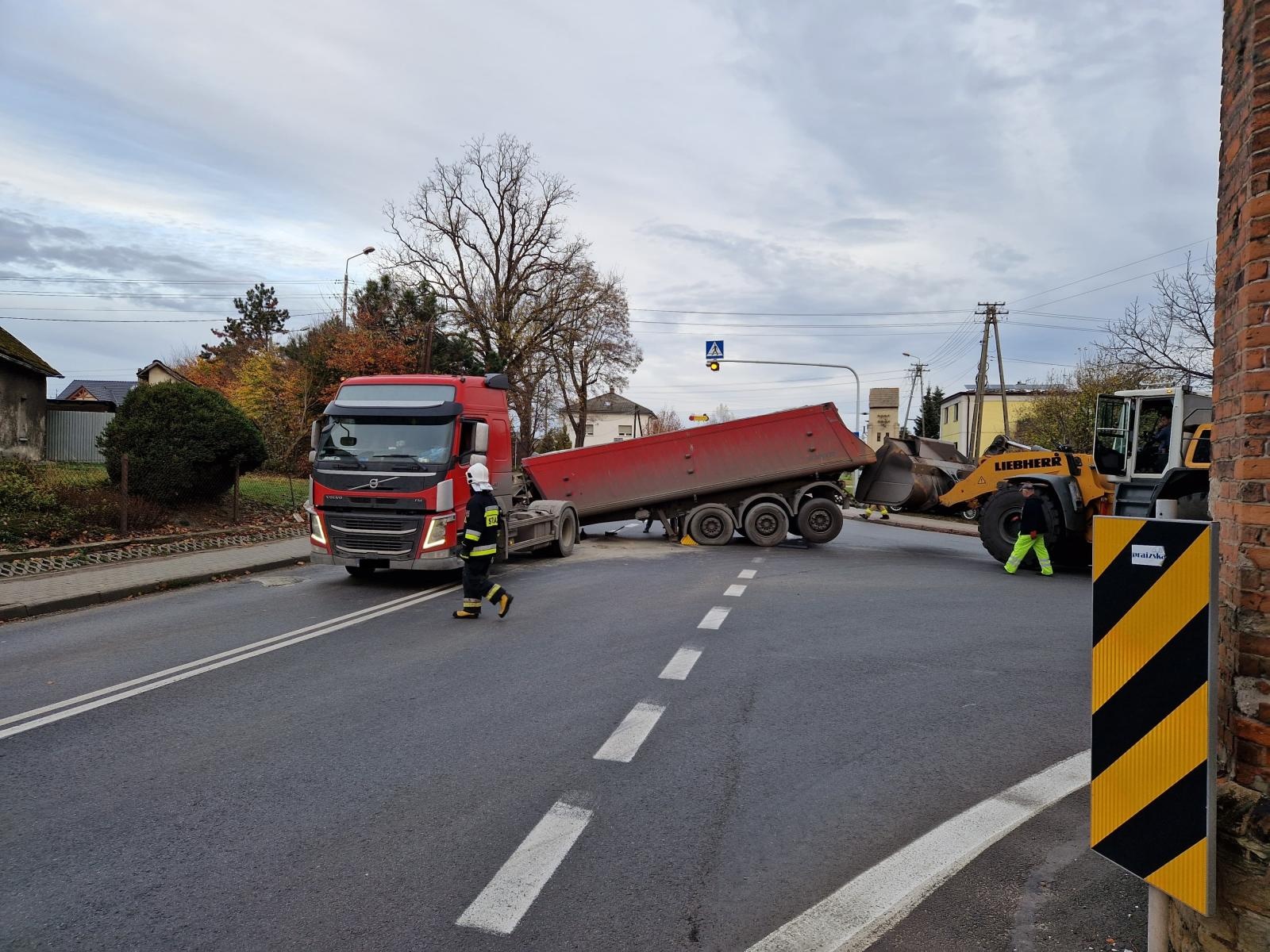 Zdjęcie w galerii na portalu naszraciborz.pl: Naczepa zablokowała ruch na DK 45 w Krzyżanowicach wiadomości z regionu