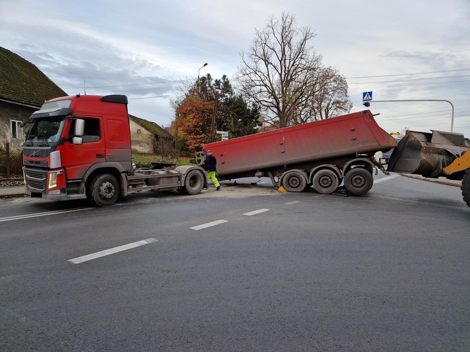 Zdjęcie w galerii na portalu naszraciborz.pl: Naczepa zablokowała ruch na DK 45 w Krzyżanowicach wiadomości z regionu