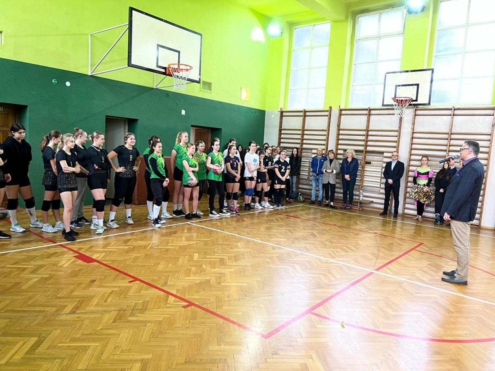 Zdjęcie w galerii na portalu naszraciborz.pl: II LO ze złotem w turnieju dwójek siatkarskich wiadomości z regionu