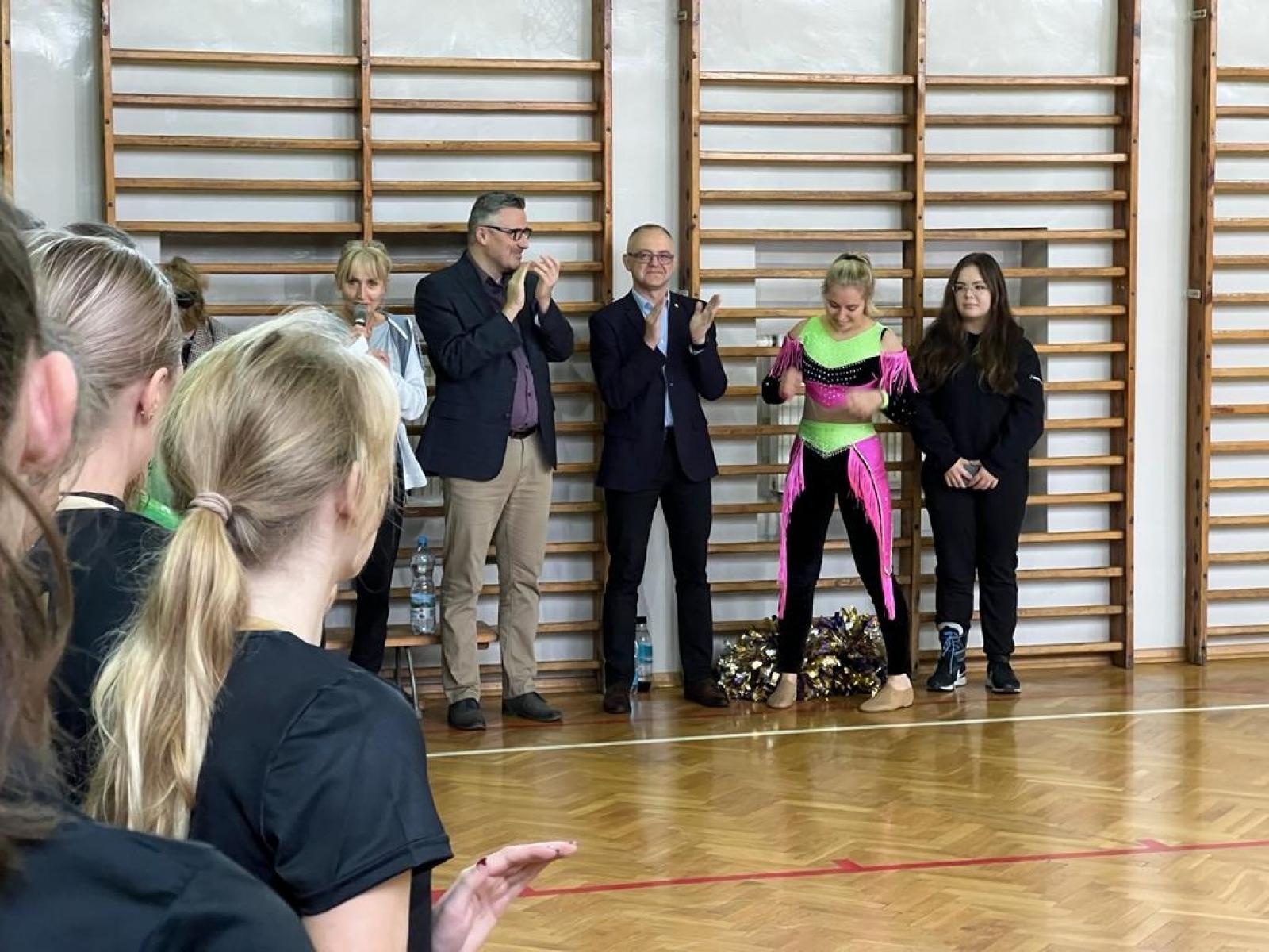 Zdjęcie w galerii na portalu naszraciborz.pl: II LO ze złotem w turnieju dwójek siatkarskich wiadomości z regionu