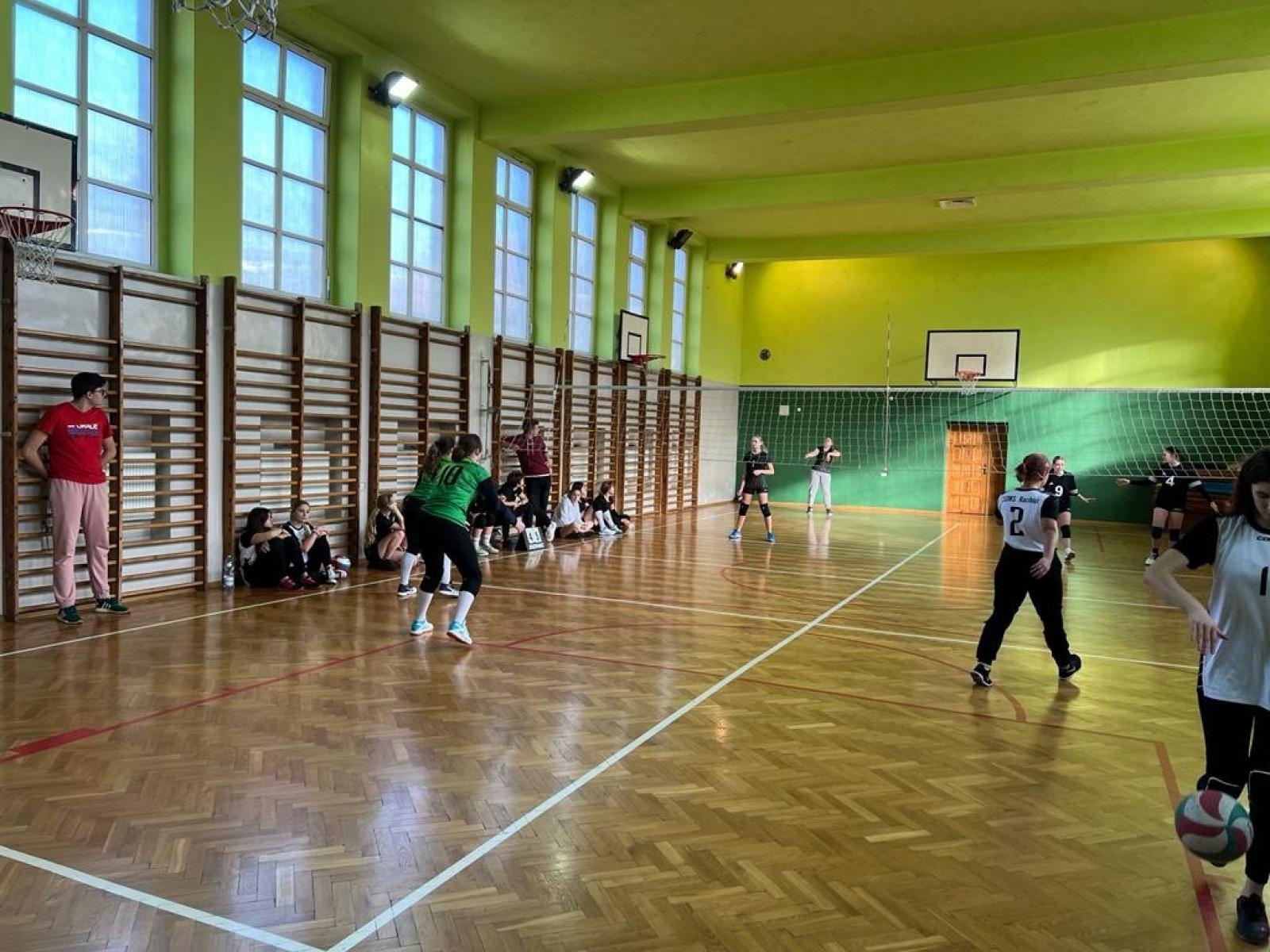 Zdjęcie w galerii na portalu naszraciborz.pl: II LO ze złotem w turnieju dwójek siatkarskich wiadomości z regionu