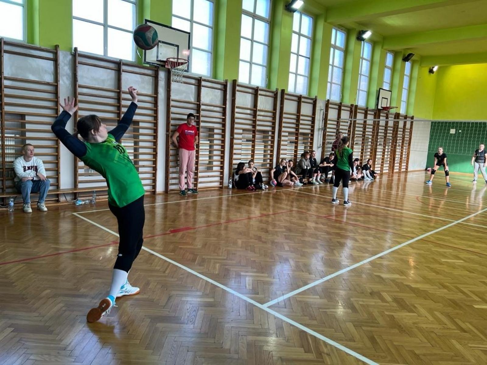 Zdjęcie w galerii na portalu naszraciborz.pl: II LO ze złotem w turnieju dwójek siatkarskich wiadomości z regionu