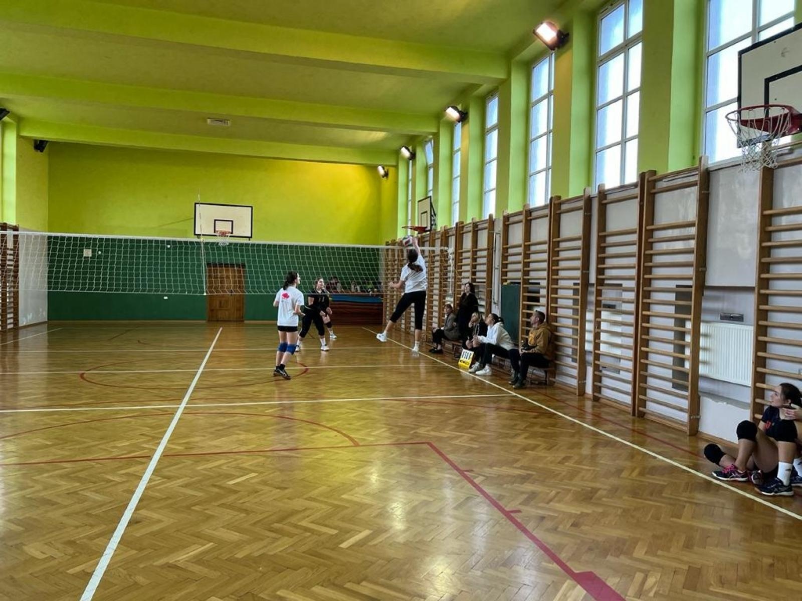 Zdjęcie w galerii na portalu naszraciborz.pl: II LO ze złotem w turnieju dwójek siatkarskich wiadomości z regionu