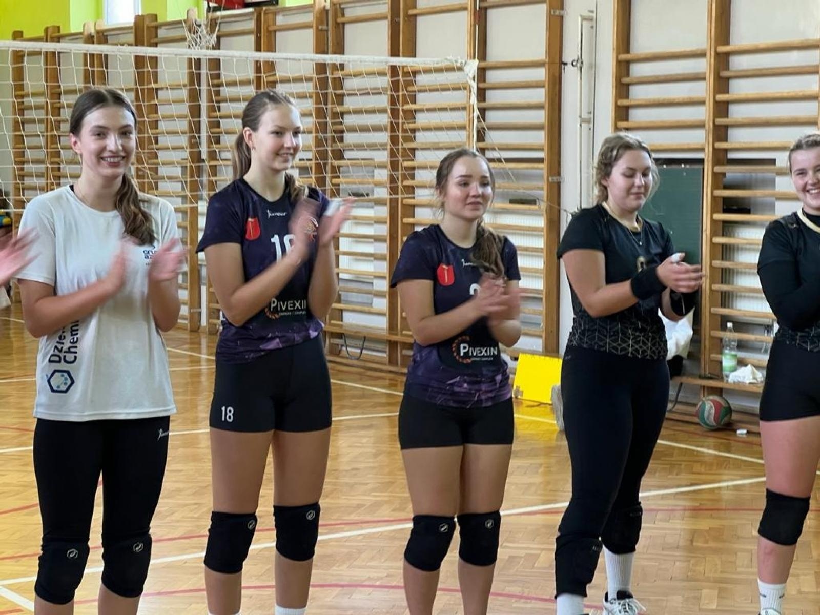 Zdjęcie w galerii na portalu naszraciborz.pl: II LO ze złotem w turnieju dwójek siatkarskich wiadomości z regionu