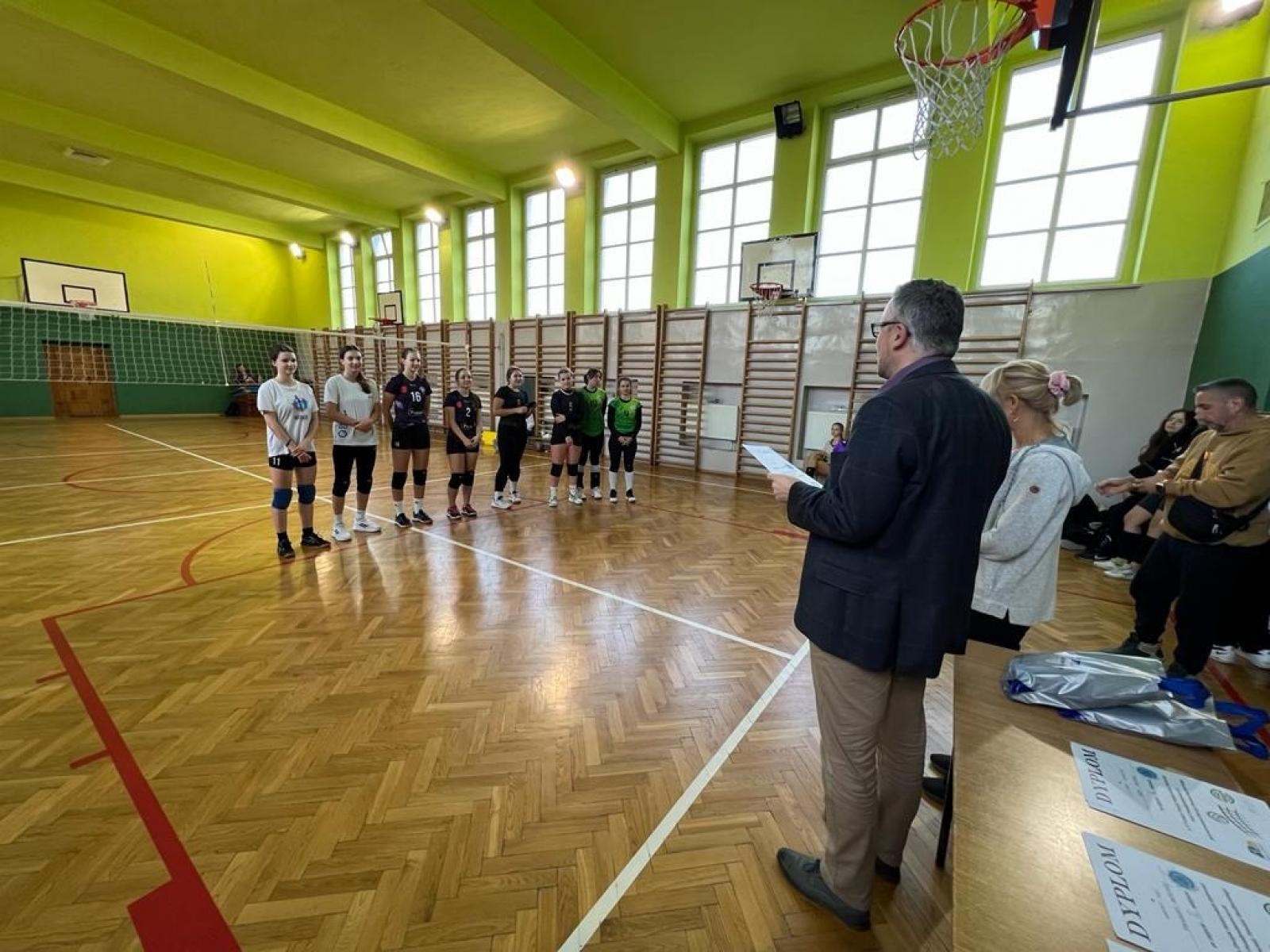 Zdjęcie w galerii na portalu naszraciborz.pl: II LO ze złotem w turnieju dwójek siatkarskich wiadomości z regionu