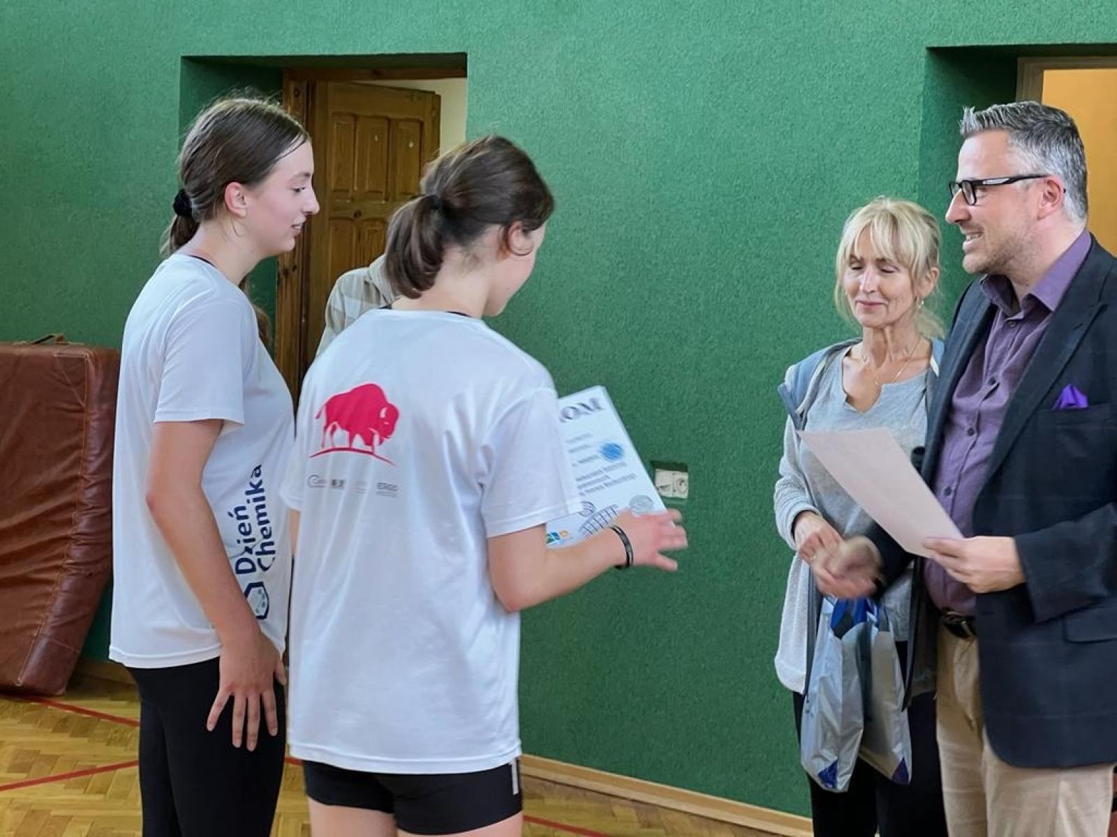 Zdjęcie w galerii na portalu naszraciborz.pl: II LO ze złotem w turnieju dwójek siatkarskich wiadomości z regionu