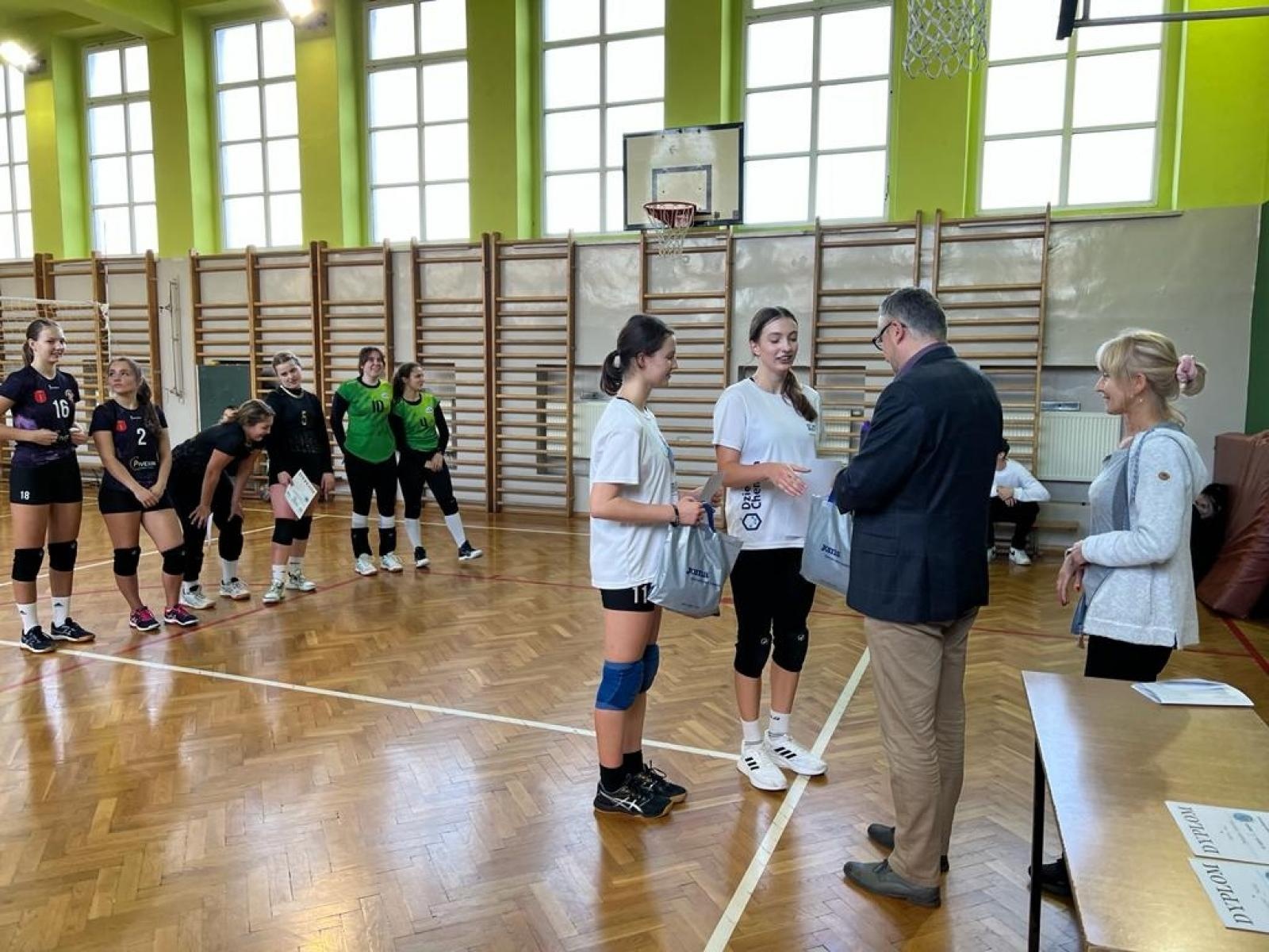 Zdjęcie w galerii na portalu naszraciborz.pl: II LO ze złotem w turnieju dwójek siatkarskich wiadomości z regionu