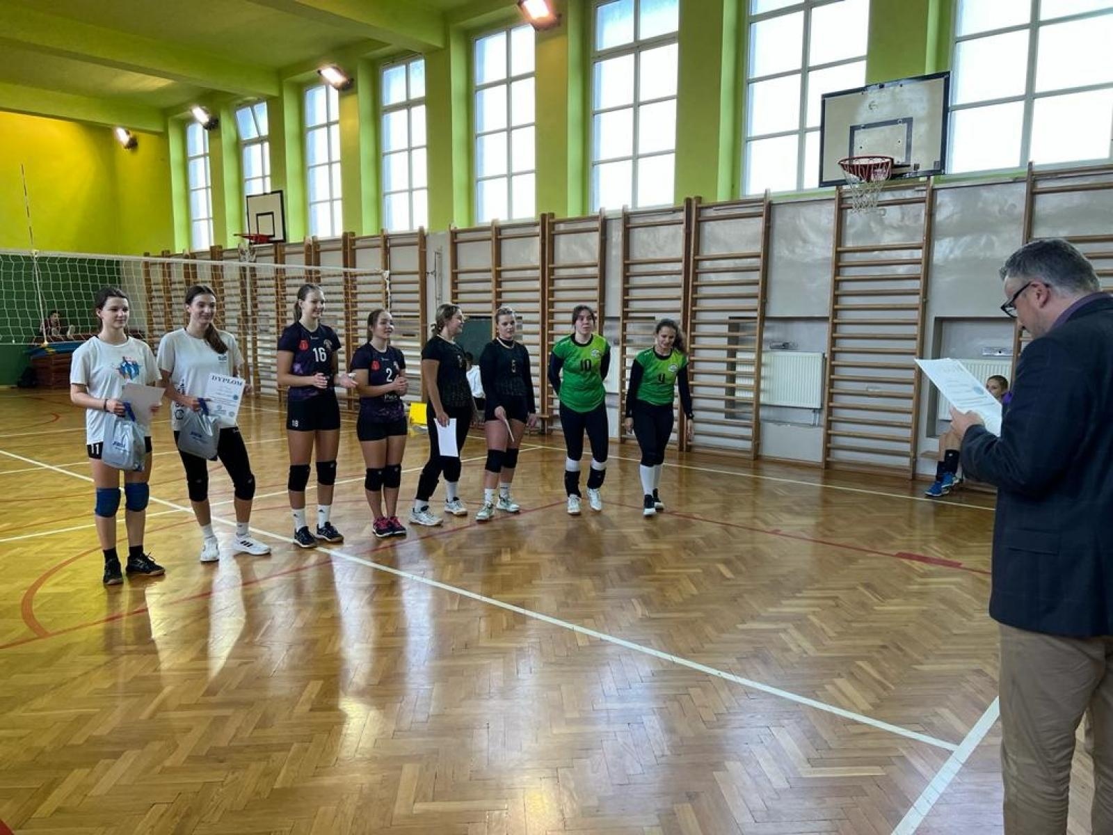 Zdjęcie w galerii na portalu naszraciborz.pl: II LO ze złotem w turnieju dwójek siatkarskich wiadomości z regionu