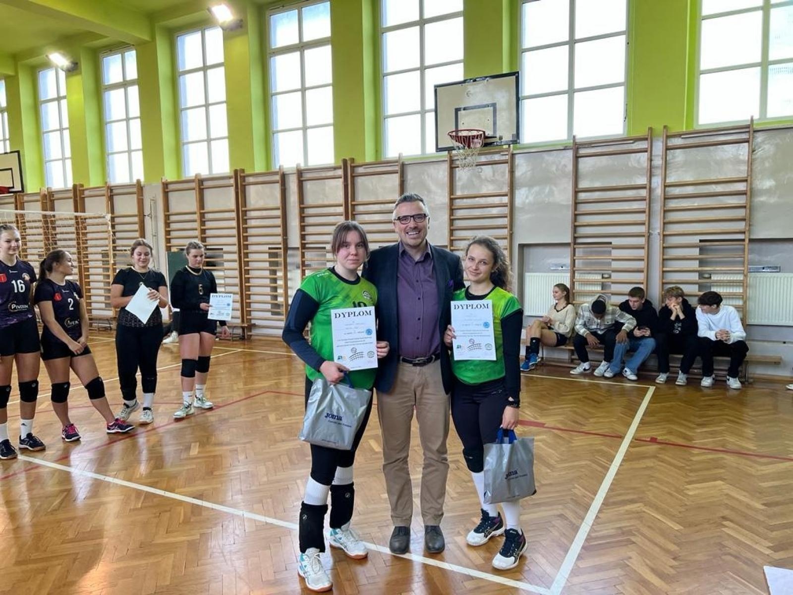 Zdjęcie w galerii na portalu naszraciborz.pl: II LO ze złotem w turnieju dwójek siatkarskich wiadomości z regionu