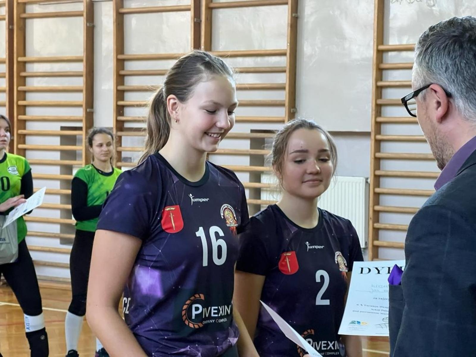 Zdjęcie w galerii na portalu naszraciborz.pl: II LO ze złotem w turnieju dwójek siatkarskich wiadomości z regionu