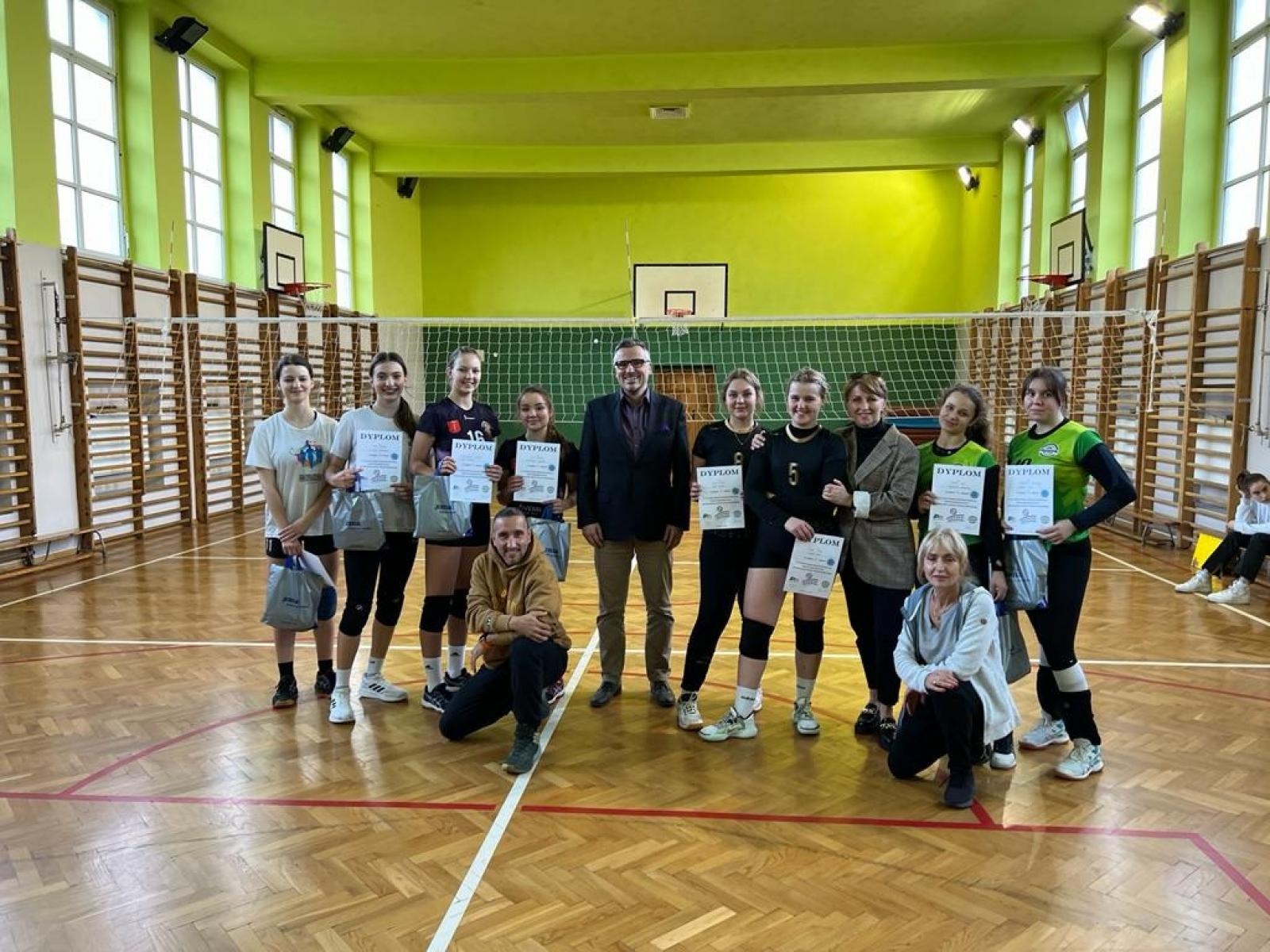 Zdjęcie w galerii na portalu naszraciborz.pl: II LO ze złotem w turnieju dwójek siatkarskich wiadomości z regionu