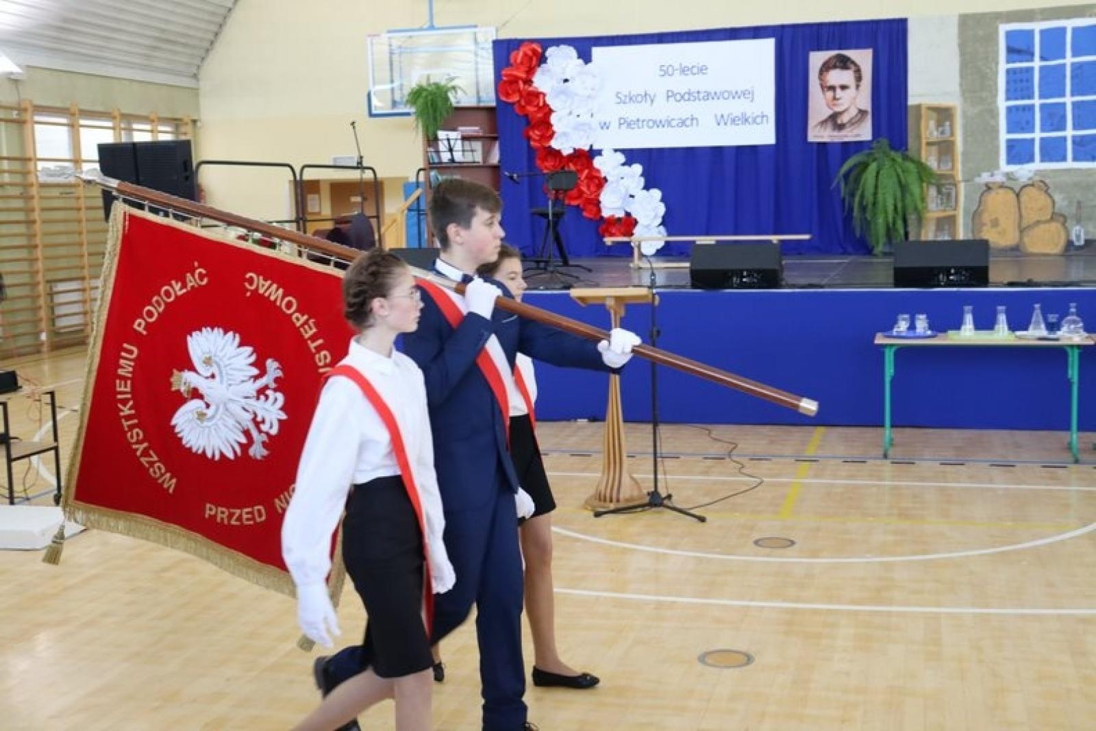Zdjęcie w galerii na portalu naszraciborz.pl: Pół wieku jak jeden dzień. Urodziny szkoły w Pietrowicach Wielkich wiadomości z regionu