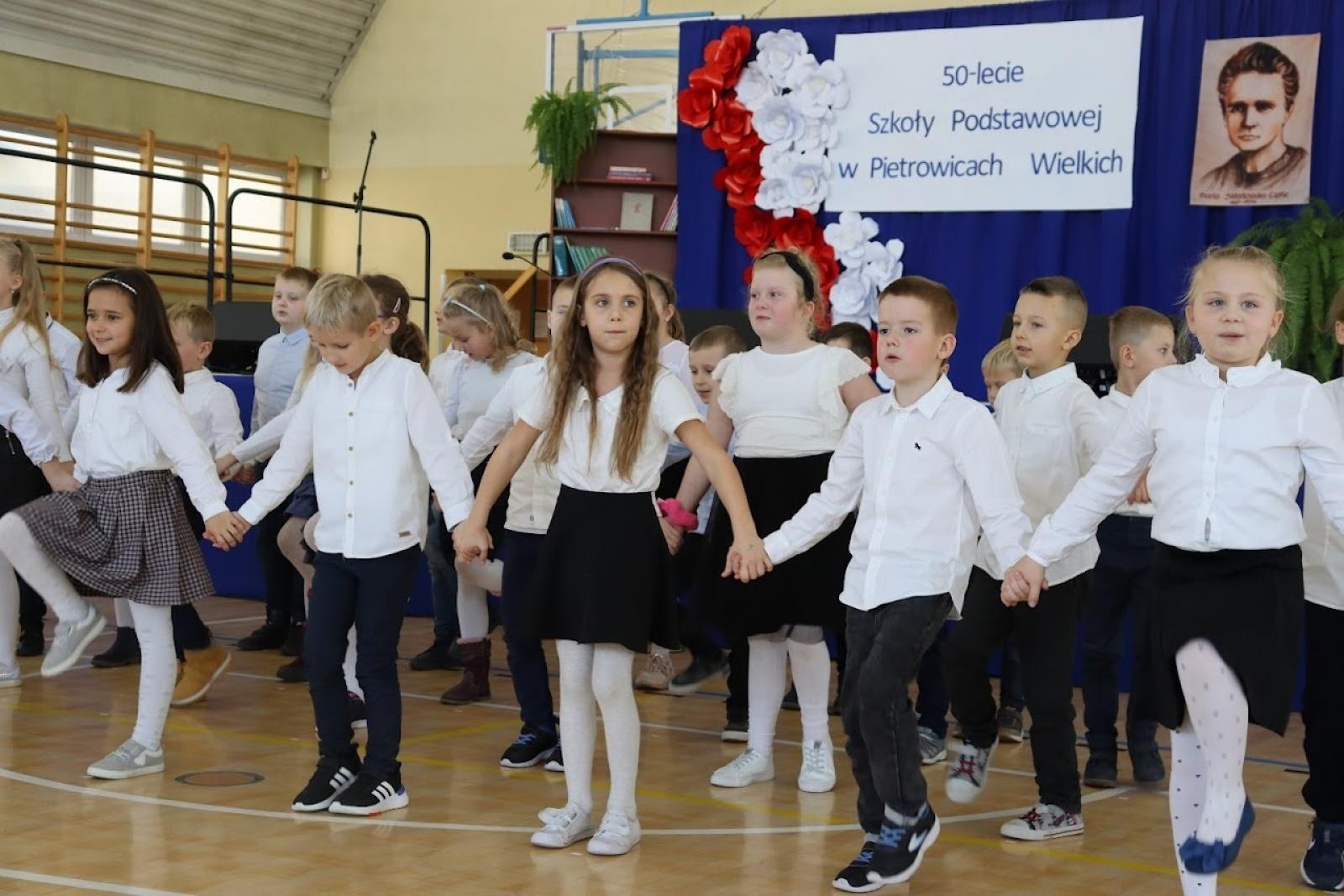 Zdjęcie w galerii na portalu naszraciborz.pl: Pół wieku jak jeden dzień. Urodziny szkoły w Pietrowicach Wielkich wiadomości z regionu