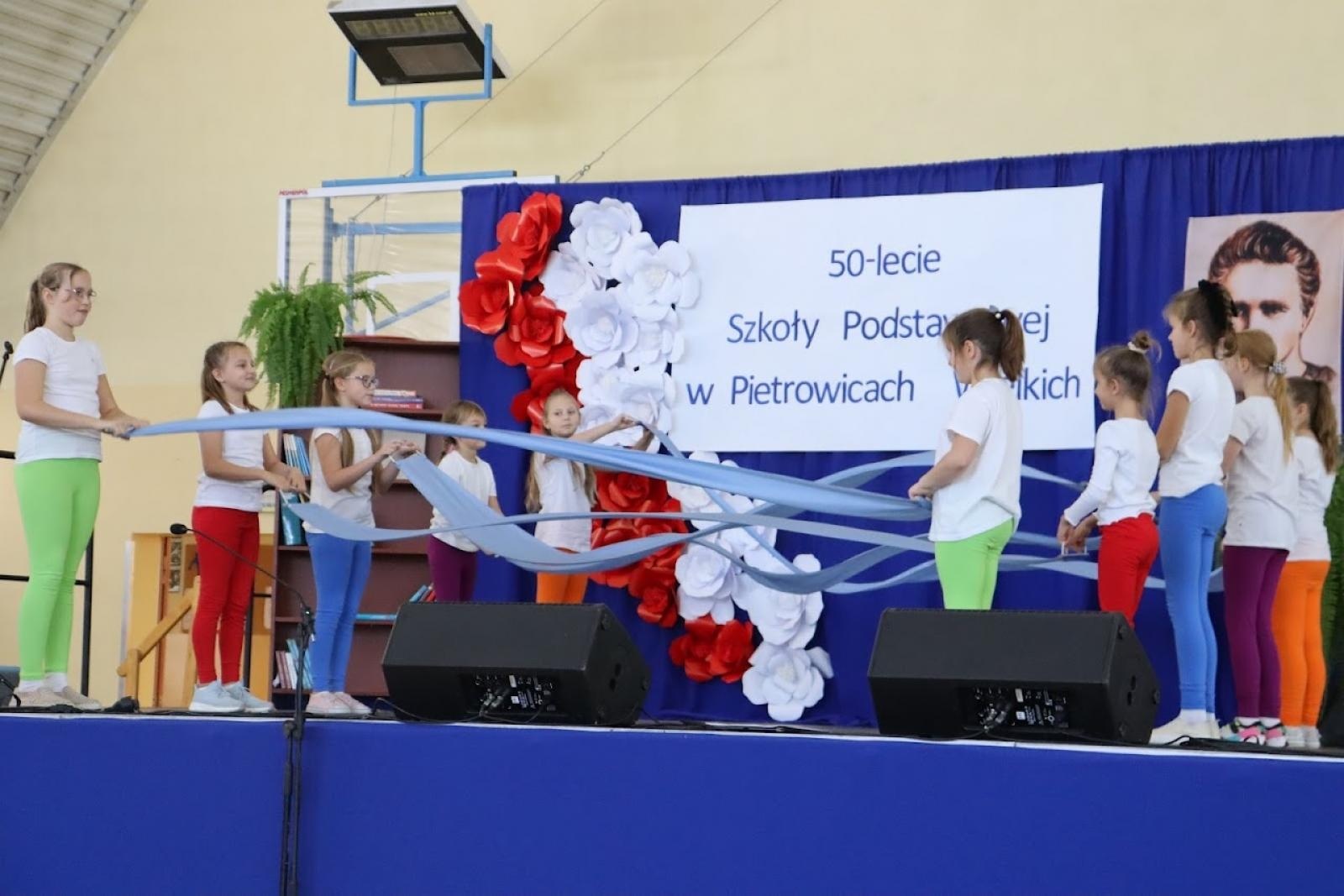 Zdjęcie w galerii na portalu naszraciborz.pl: Pół wieku jak jeden dzień. Urodziny szkoły w Pietrowicach Wielkich wiadomości z regionu