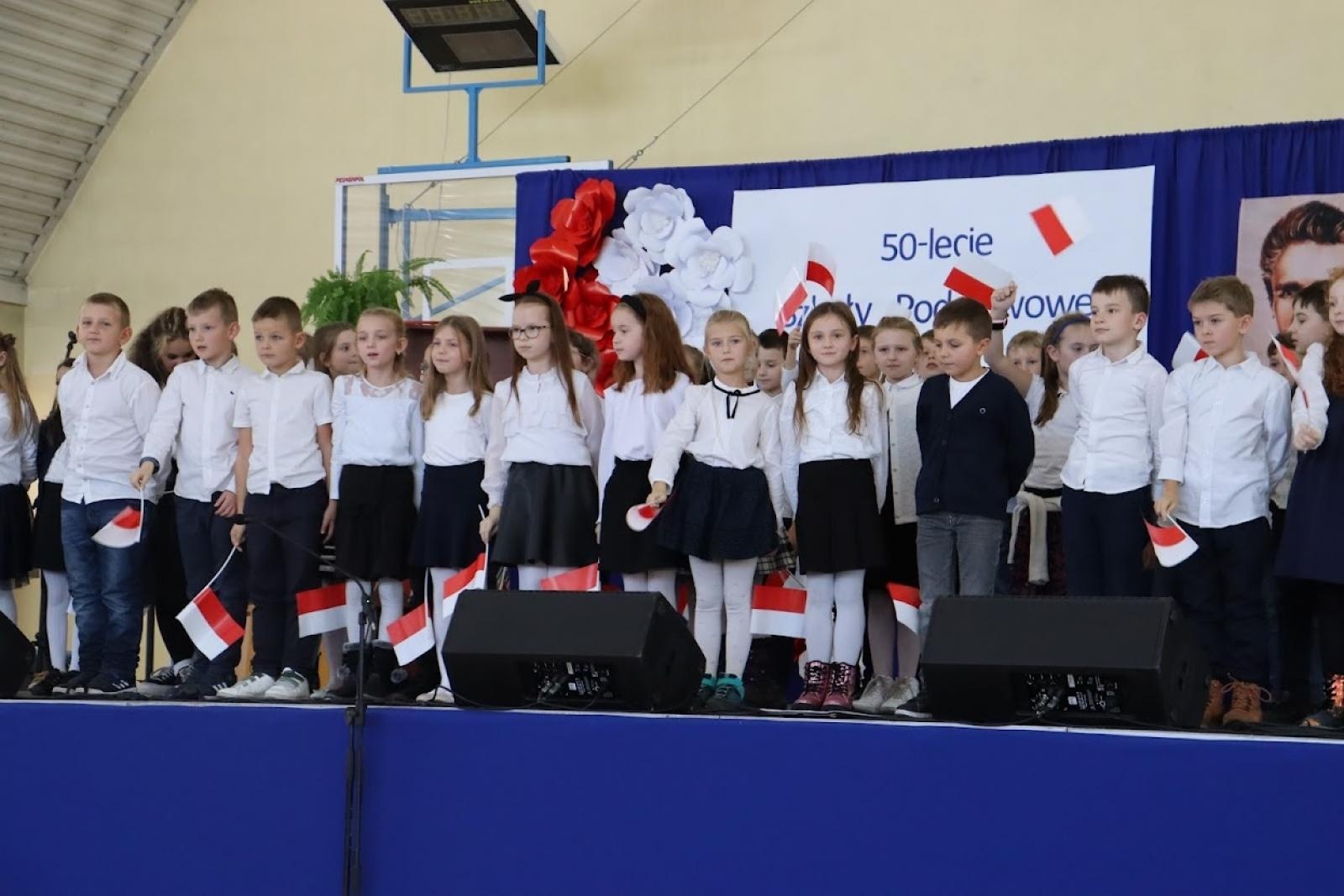 Zdjęcie w galerii na portalu naszraciborz.pl: Pół wieku jak jeden dzień. Urodziny szkoły w Pietrowicach Wielkich wiadomości z regionu
