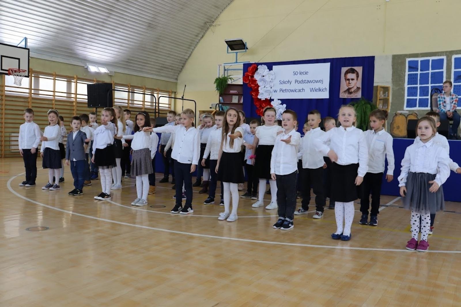 Zdjęcie w galerii na portalu naszraciborz.pl: Pół wieku jak jeden dzień. Urodziny szkoły w Pietrowicach Wielkich wiadomości z regionu