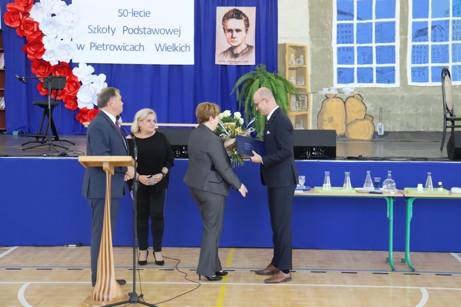 Zdjęcie w galerii na portalu naszraciborz.pl: Pół wieku jak jeden dzień. Urodziny szkoły w Pietrowicach Wielkich wiadomości z regionu