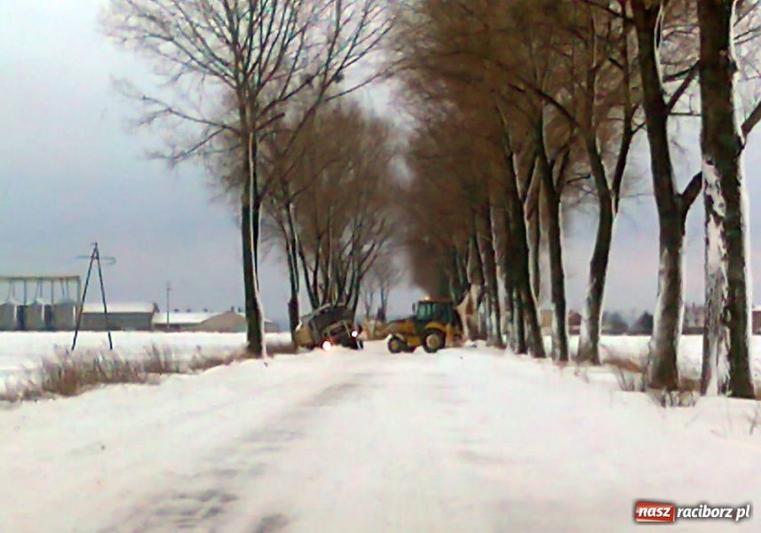 Zdjęcie w galerii na portalu naszraciborz.pl: Wyciągali ciężarówkę z rowu wiadomości z regionu