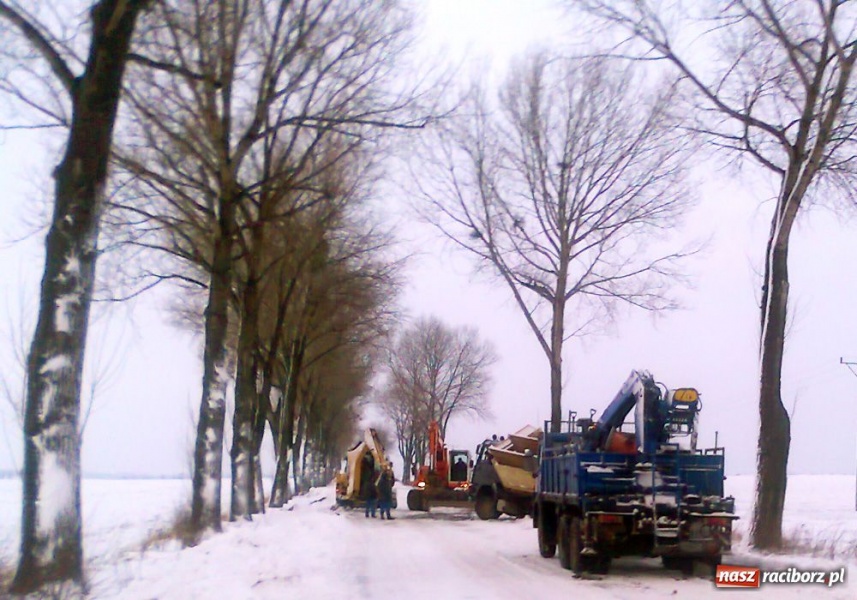 Zdjęcie w galerii na portalu naszraciborz.pl: Wyciągali ciężarówkę z rowu wiadomości z regionu