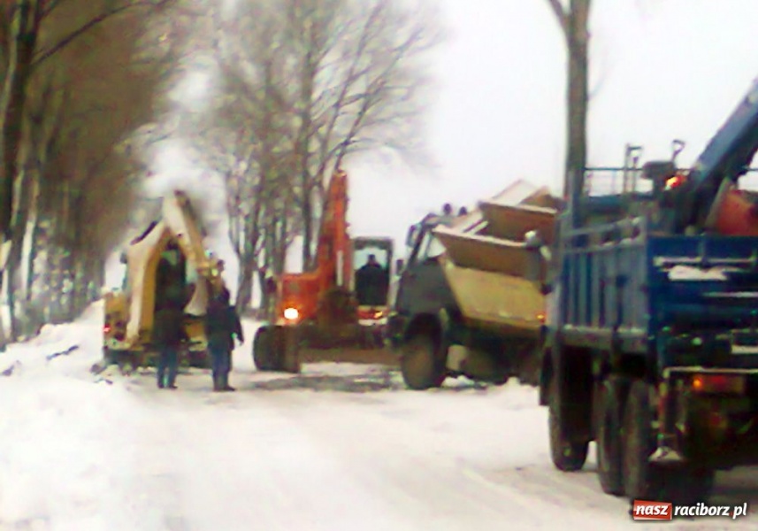 Zdjęcie w galerii na portalu naszraciborz.pl: Wyciągali ciężarówkę z rowu wiadomości z regionu