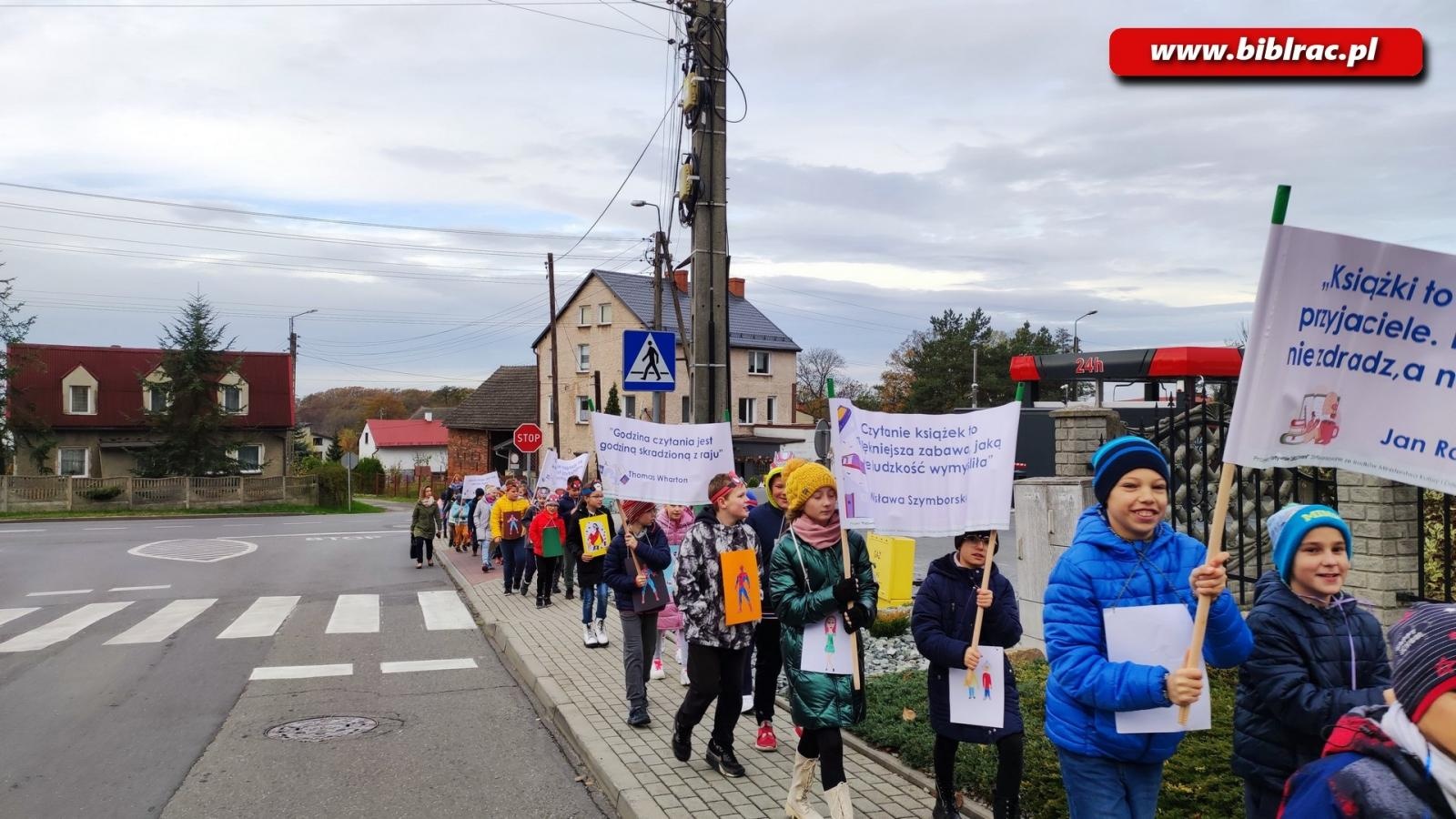 Zdjęcie w galerii na portalu naszraciborz.pl: Czytelnicy na ulicy. Przemarsz w Brzeziu wiadomości z regionu