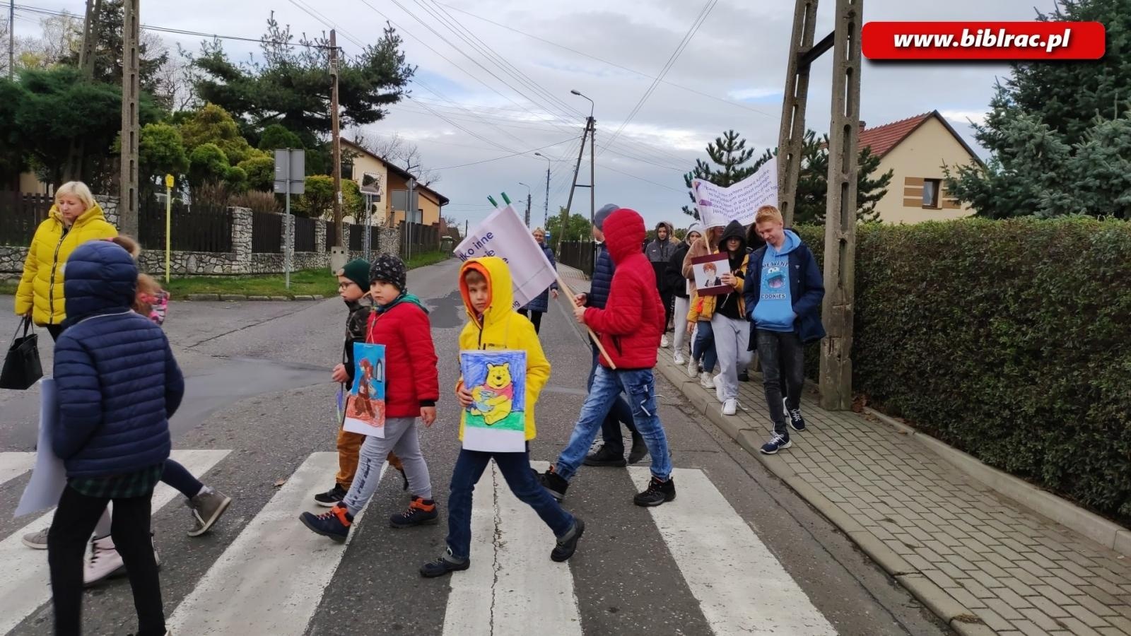 Zdjęcie w galerii na portalu naszraciborz.pl: Czytelnicy na ulicy. Przemarsz w Brzeziu wiadomości z regionu