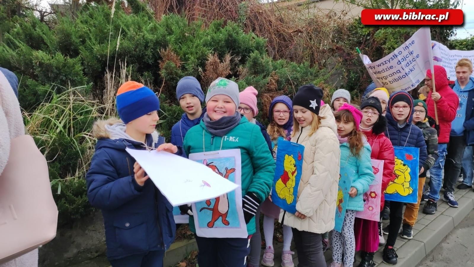 Zdjęcie w galerii na portalu naszraciborz.pl: Czytelnicy na ulicy. Przemarsz w Brzeziu wiadomości z regionu