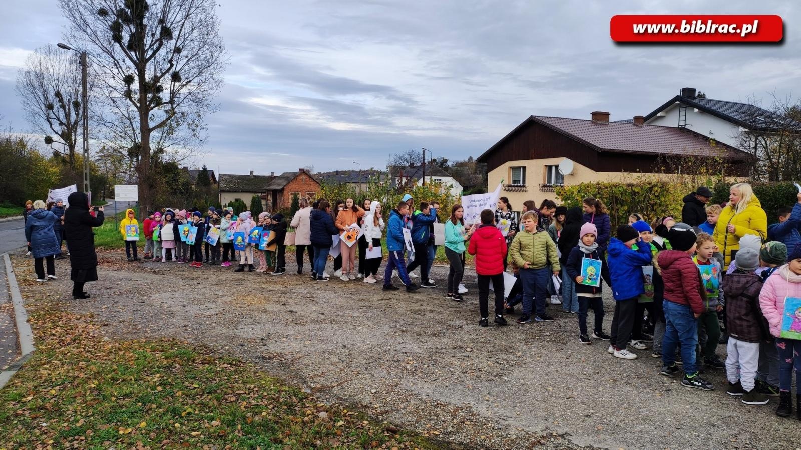 Zdjęcie w galerii na portalu naszraciborz.pl: Czytelnicy na ulicy. Przemarsz w Brzeziu wiadomości z regionu