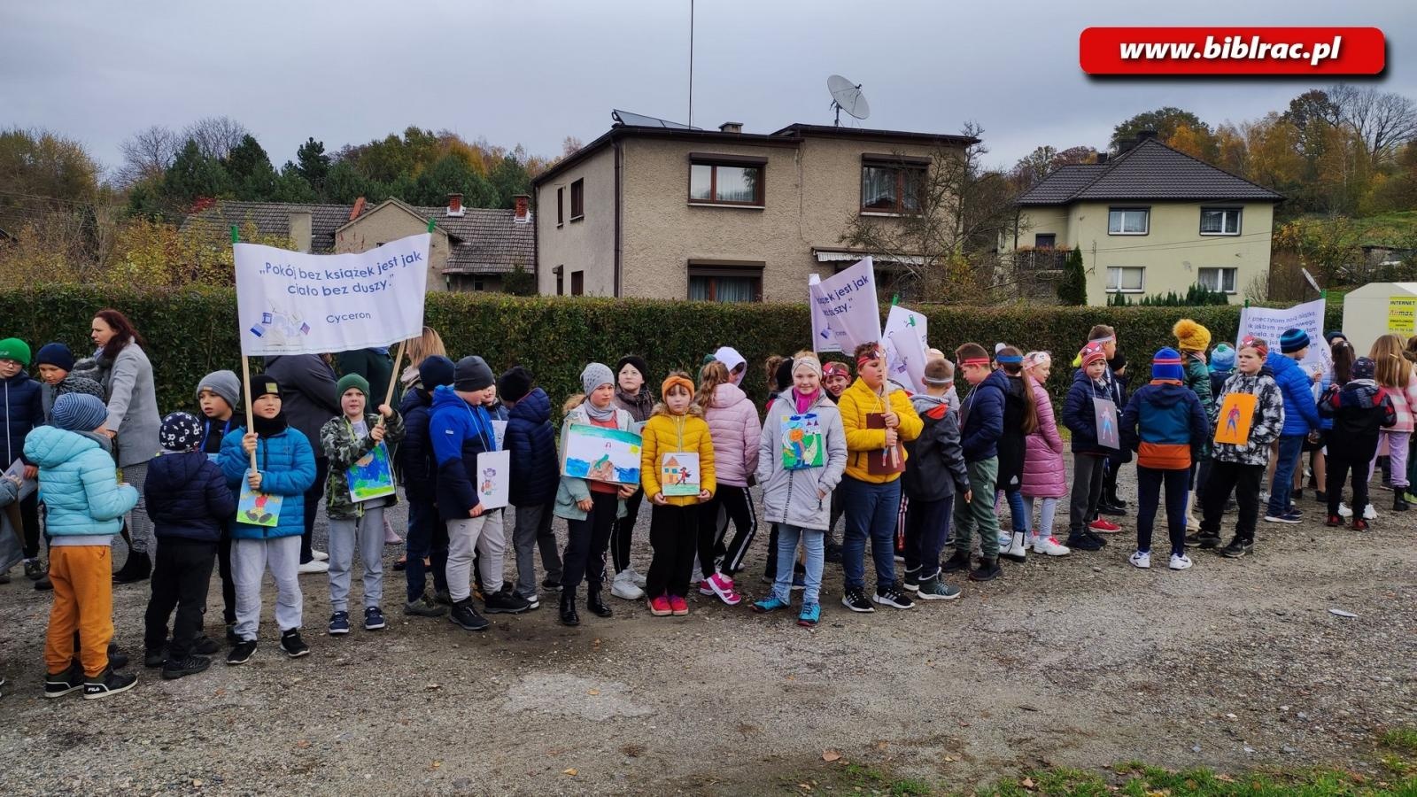 Zdjęcie w galerii na portalu naszraciborz.pl: Czytelnicy na ulicy. Przemarsz w Brzeziu wiadomości z regionu