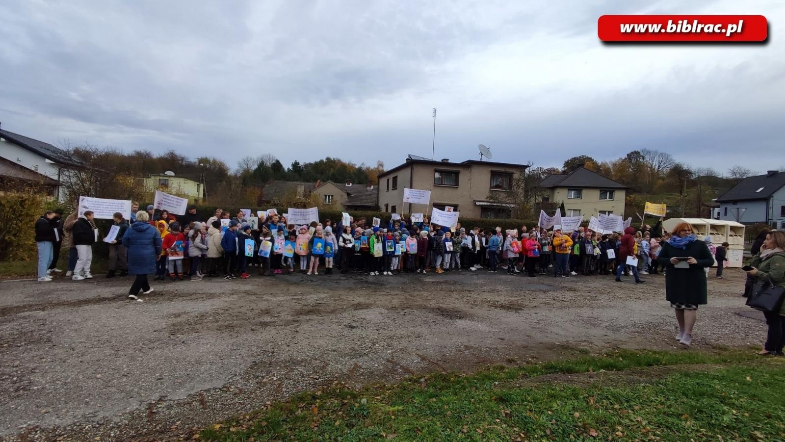Zdjęcie w galerii na portalu naszraciborz.pl: Czytelnicy na ulicy. Przemarsz w Brzeziu wiadomości z regionu