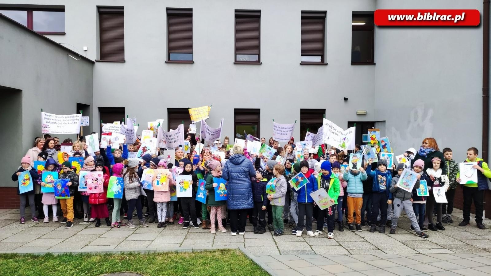 Zdjęcie w galerii na portalu naszraciborz.pl: Czytelnicy na ulicy. Przemarsz w Brzeziu wiadomości z regionu