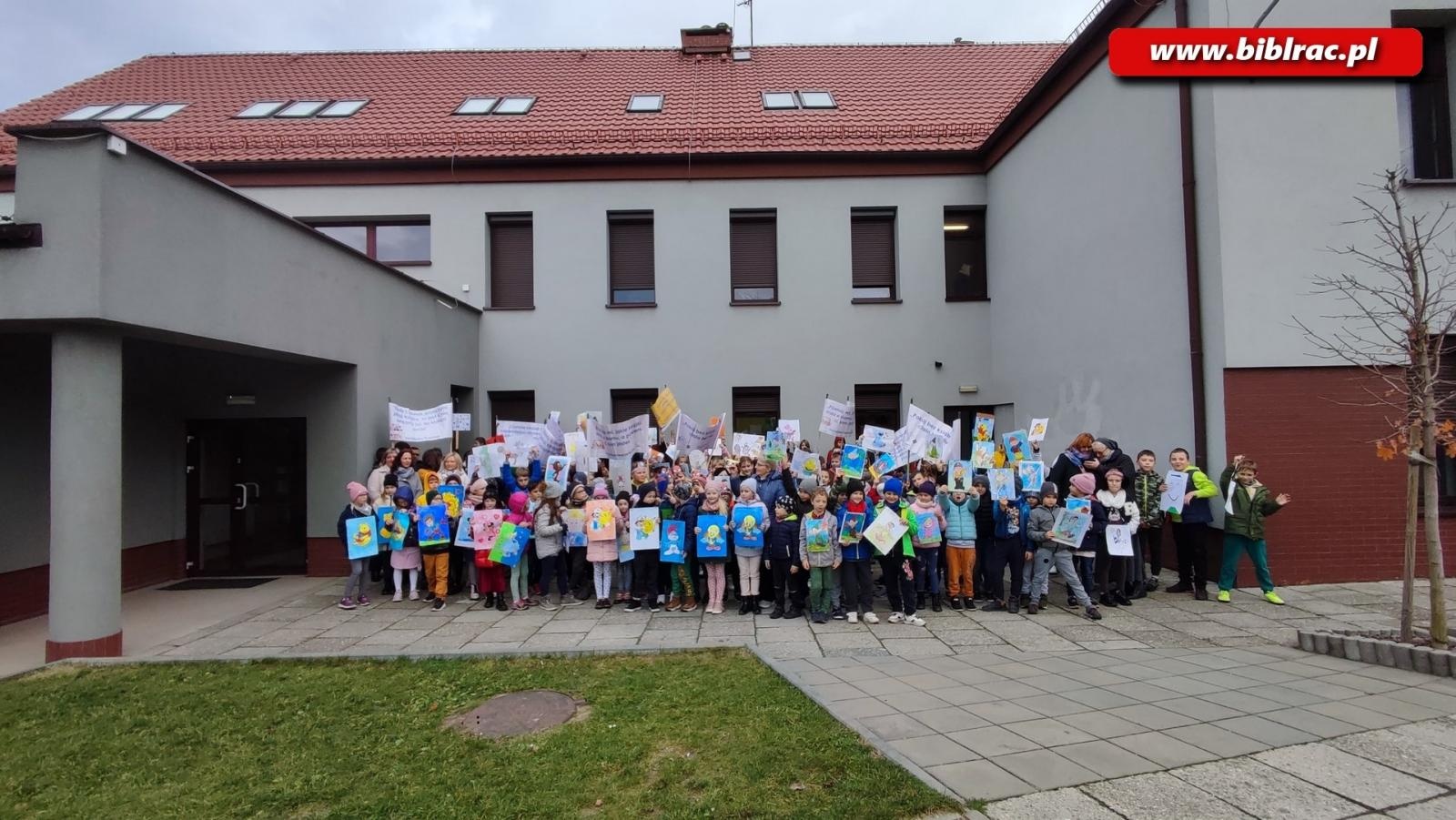 Zdjęcie w galerii na portalu naszraciborz.pl: Czytelnicy na ulicy. Przemarsz w Brzeziu wiadomości z regionu