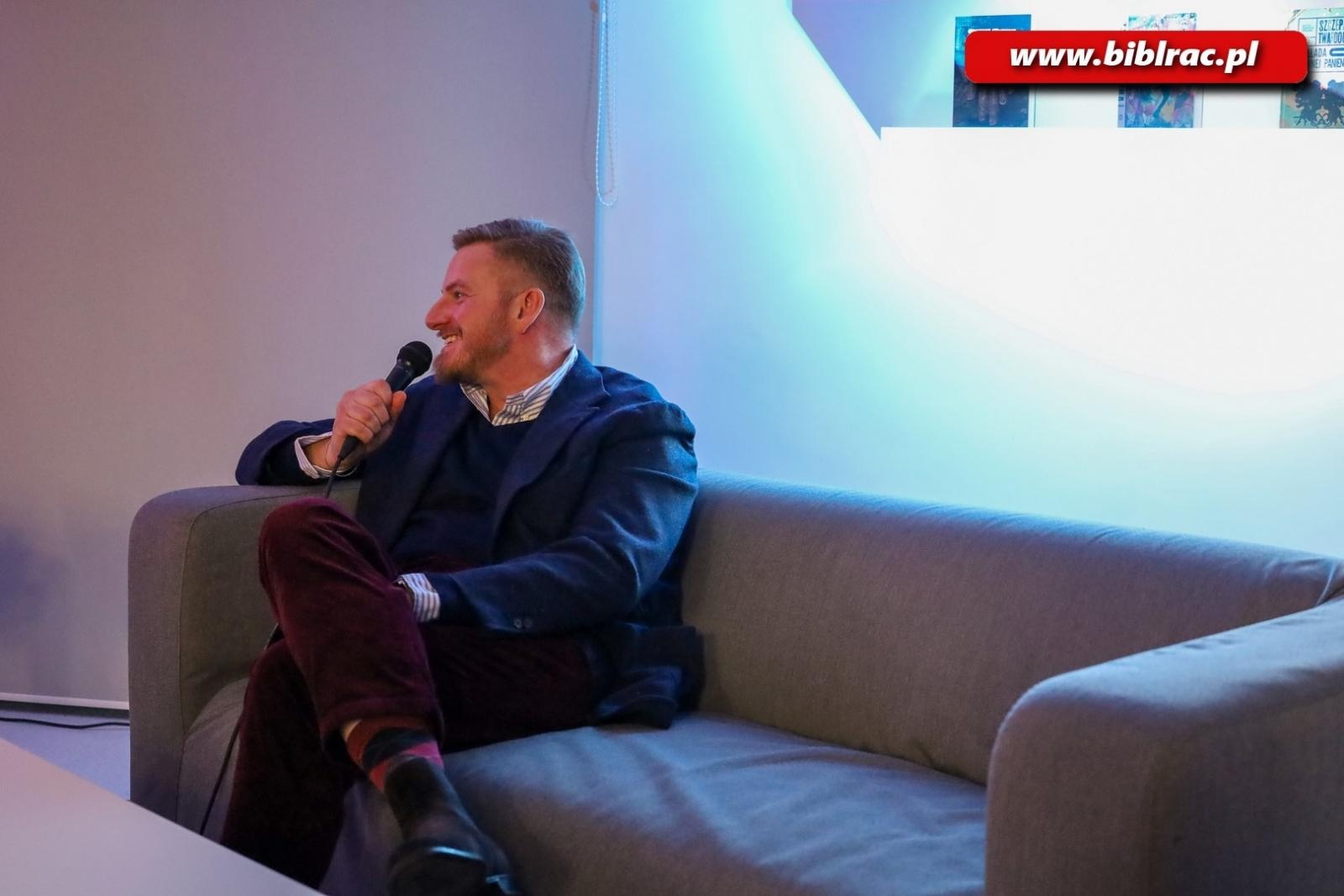 Zdjęcie w galerii na portalu naszraciborz.pl: Tłumy na spotkaniu ze Szczepanem Twardochem w Bibliotece [FOTO] wiadomości z regionu