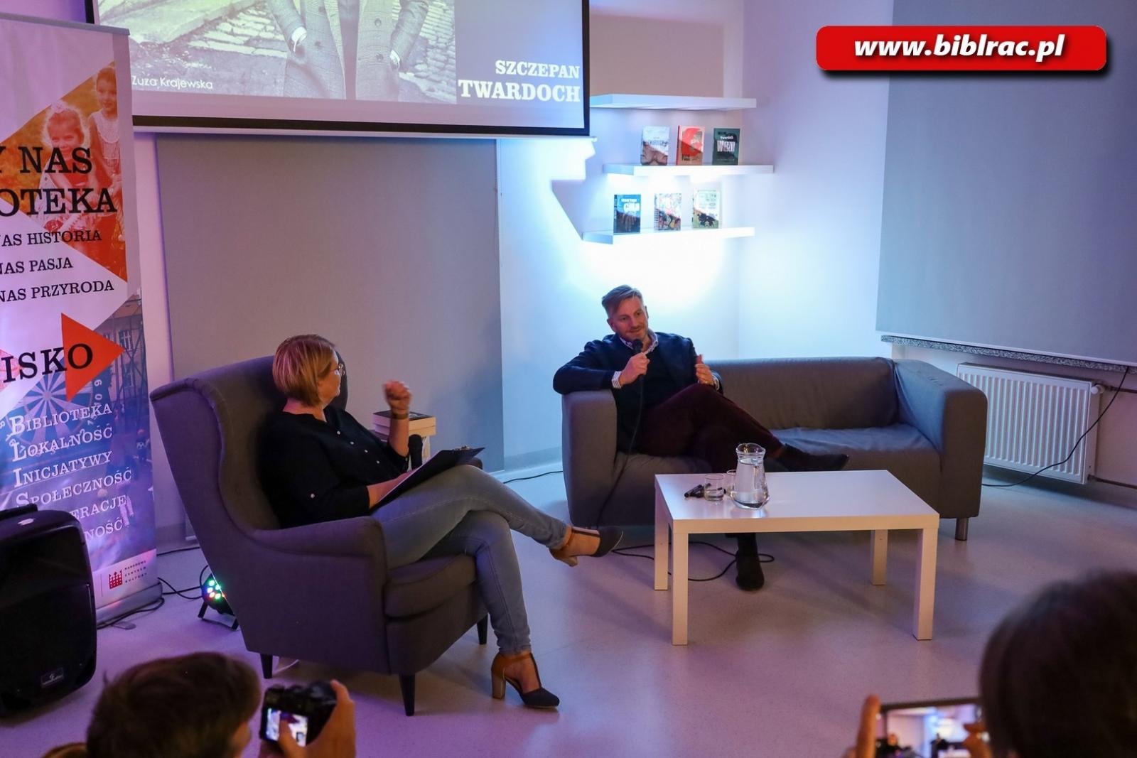 Zdjęcie w galerii na portalu naszraciborz.pl: Tłumy na spotkaniu ze Szczepanem Twardochem w Bibliotece [FOTO] wiadomości z regionu