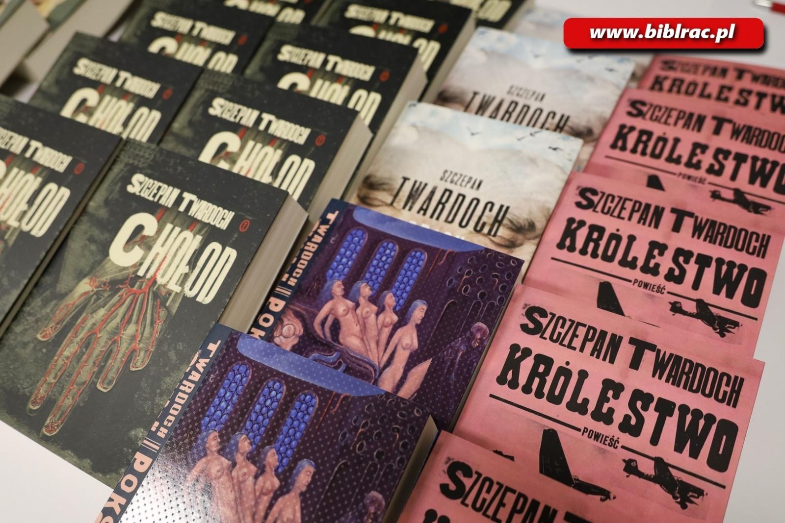 Zdjęcie w galerii na portalu naszraciborz.pl: Tłumy na spotkaniu ze Szczepanem Twardochem w Bibliotece [FOTO] wiadomości z regionu