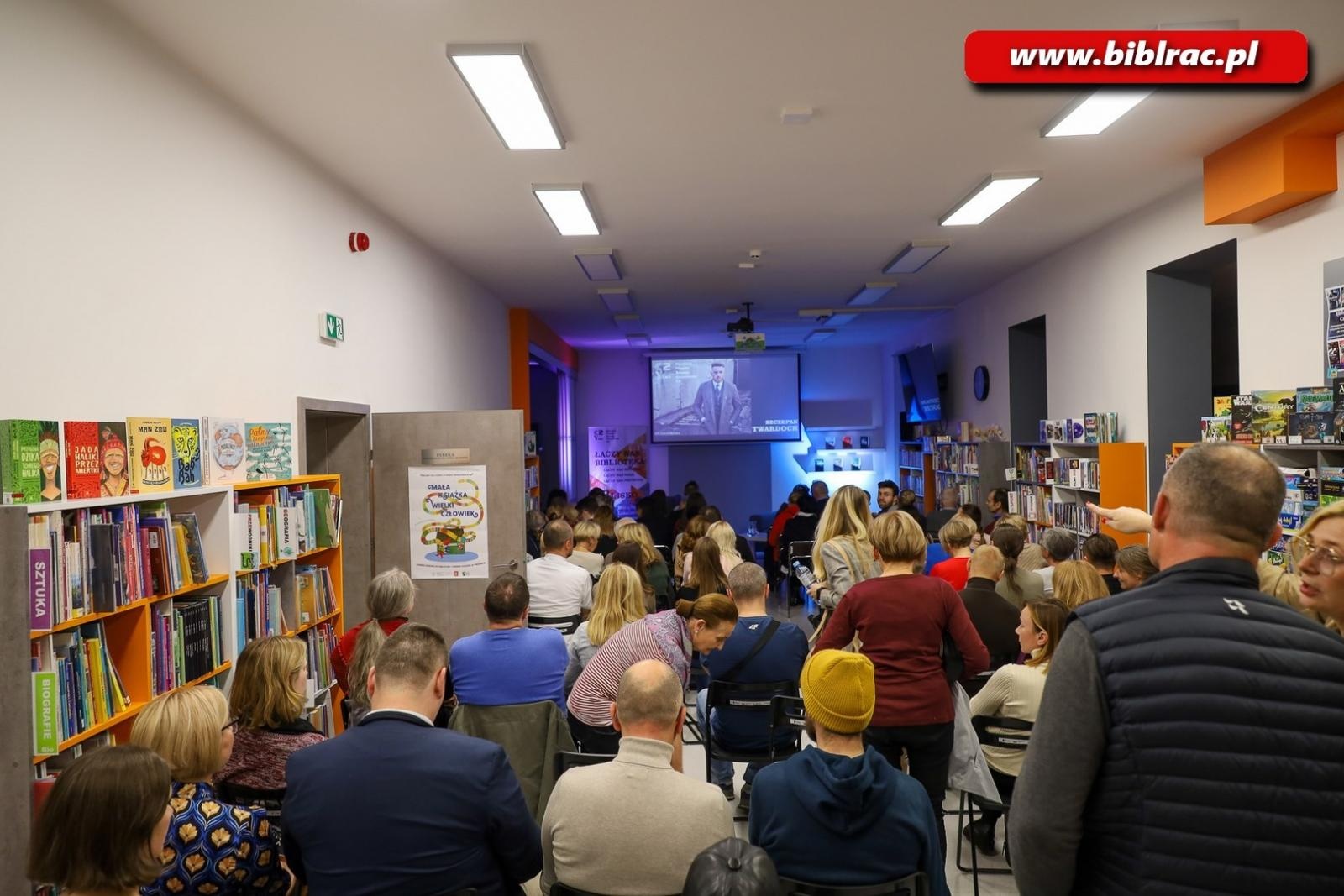 Zdjęcie w galerii na portalu naszraciborz.pl: Tłumy na spotkaniu ze Szczepanem Twardochem w Bibliotece [FOTO] wiadomości z regionu