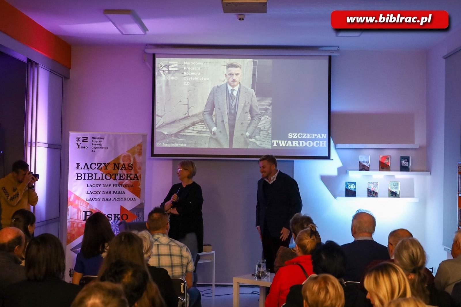 Zdjęcie w galerii na portalu naszraciborz.pl: Tłumy na spotkaniu ze Szczepanem Twardochem w Bibliotece [FOTO] wiadomości z regionu