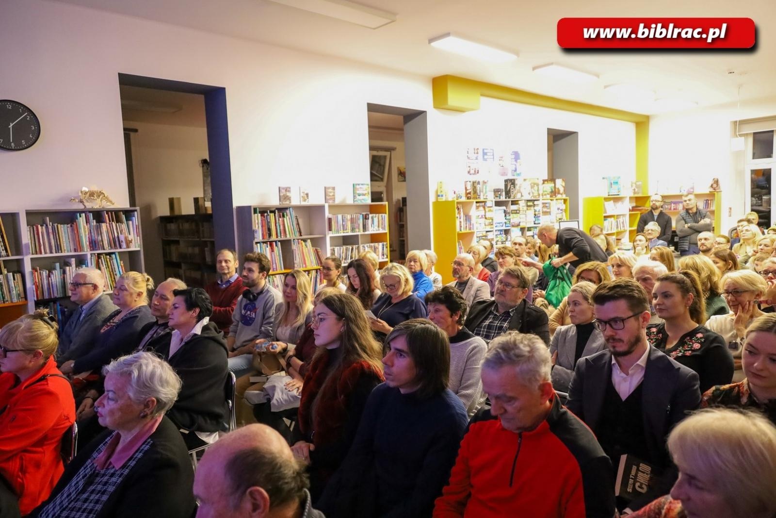 Zdjęcie w galerii na portalu naszraciborz.pl: Tłumy na spotkaniu ze Szczepanem Twardochem w Bibliotece [FOTO] wiadomości z regionu