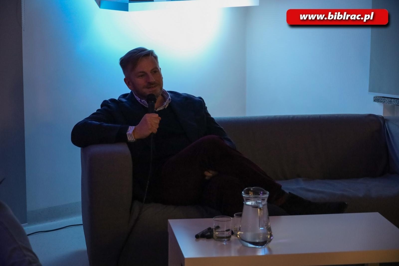 Zdjęcie w galerii na portalu naszraciborz.pl: Tłumy na spotkaniu ze Szczepanem Twardochem w Bibliotece [FOTO] wiadomości z regionu