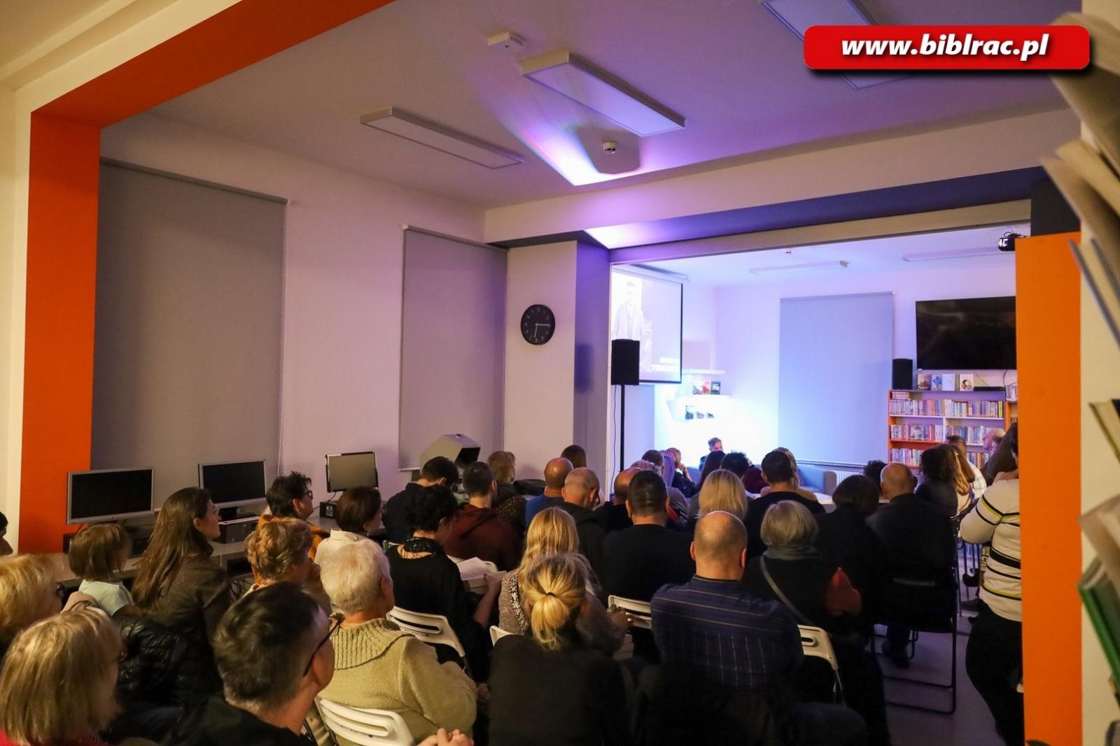 Zdjęcie w galerii na portalu naszraciborz.pl: Tłumy na spotkaniu ze Szczepanem Twardochem w Bibliotece [FOTO] wiadomości z regionu