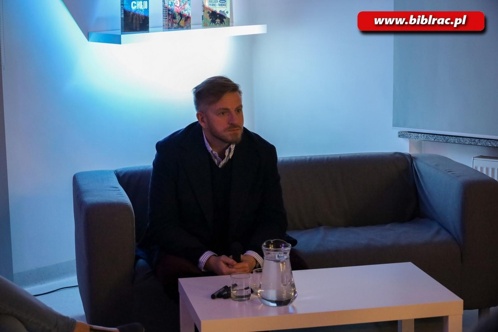 Zdjęcie w galerii na portalu naszraciborz.pl: Tłumy na spotkaniu ze Szczepanem Twardochem w Bibliotece [FOTO] wiadomości z regionu