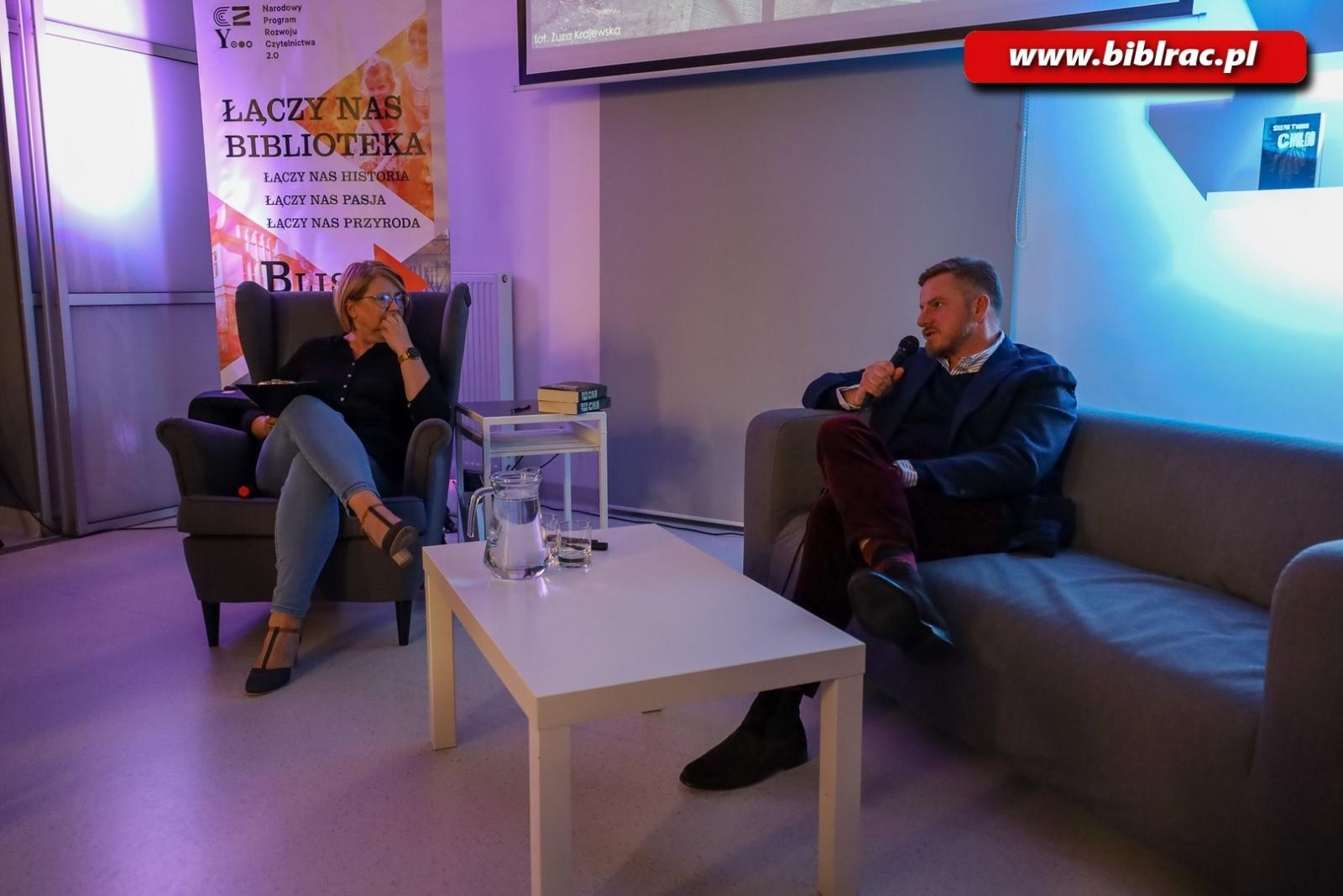 Zdjęcie w galerii na portalu naszraciborz.pl: Tłumy na spotkaniu ze Szczepanem Twardochem w Bibliotece [FOTO] wiadomości z regionu