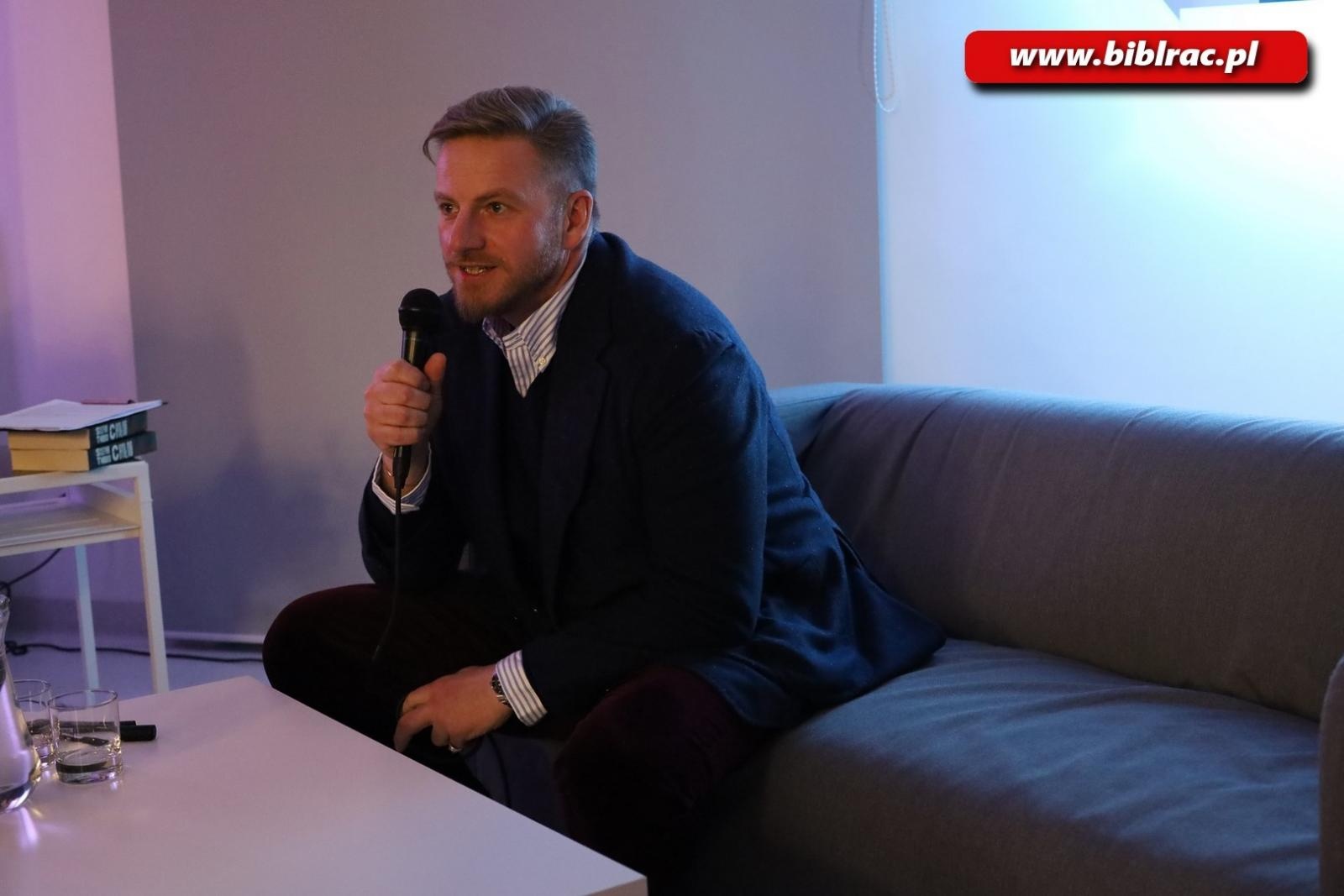 Zdjęcie w galerii na portalu naszraciborz.pl: Tłumy na spotkaniu ze Szczepanem Twardochem w Bibliotece [FOTO] wiadomości z regionu